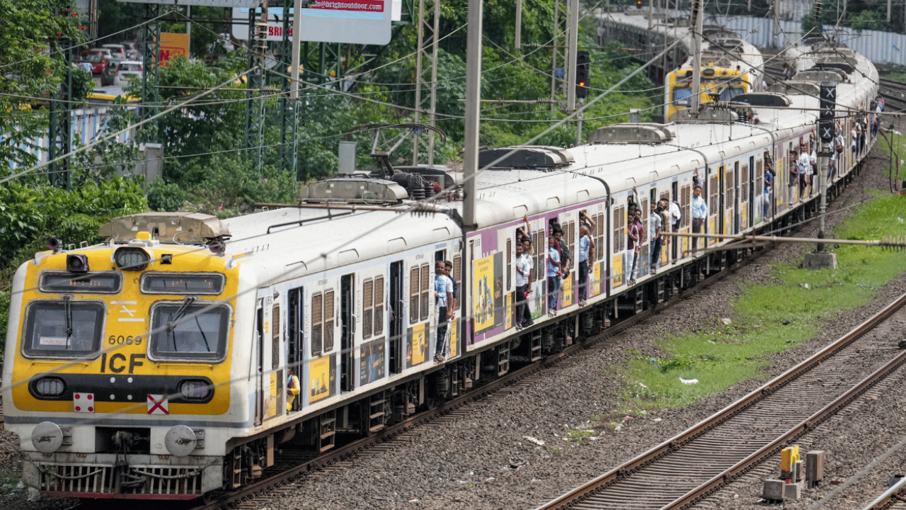 Thief Viral Video: മൊബൈൽ തട്ടിപറിച്ച ശേഷം ട്രെയിനിൽ നിന്ന് താഴേക്ക്, വൈറലായി കള്ളന്റെ വിഡിയോ Thief Viral Video: മൊബൈൽ തട്ടിപറിച്ച ശേഷം ട്രെയിനിൽ നിന്ന് താഴേക്ക്, വൈറലായി കള്ളന്റെ വിഡിയോ
