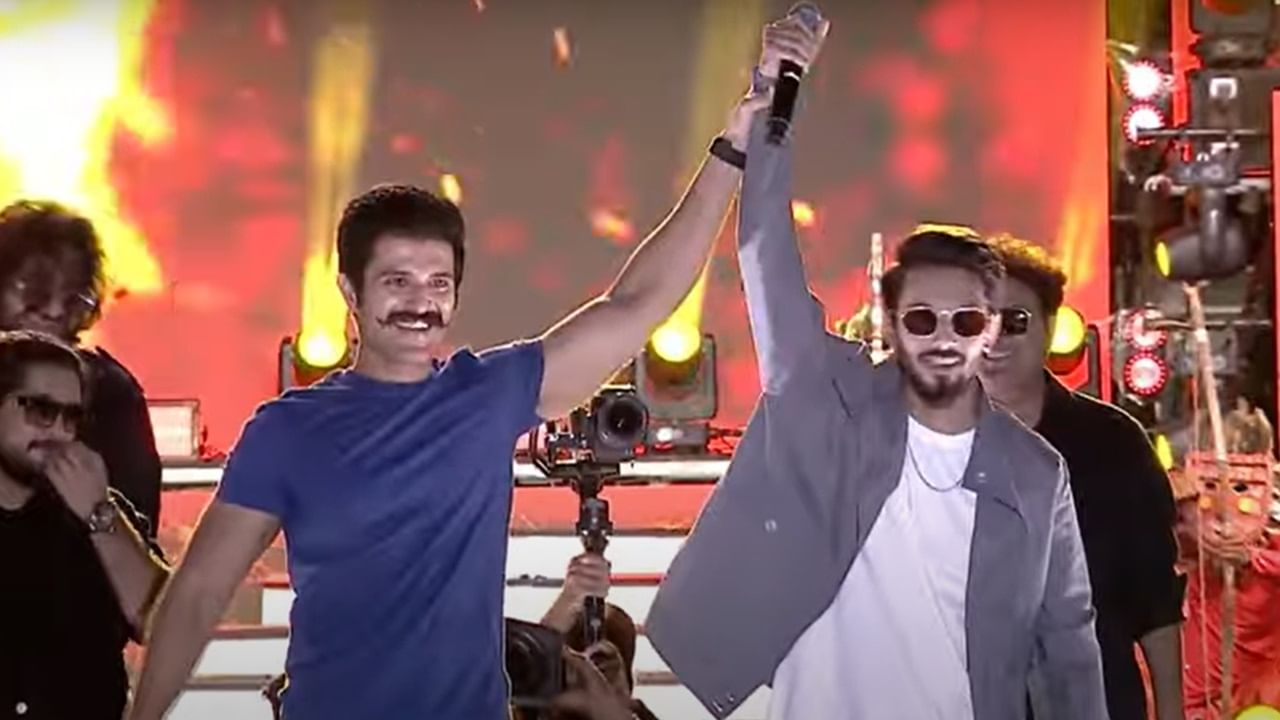 കിങ്ഡം സിനിമയ്ക്ക് അനിരുദ്ധ് ജീവന് പകര്ന്നുവെന്നാണ് ചെന്നൈയില് നടന്ന പ്രമോഷന് പരിപാടിയില് വിജയ് വ്യക്തമാക്കിയത്. ഇതിനു മുമ്പ് ചെന്നൈയിലെത്തിയപ്പോള് അനിരുദ്ധിനെ തട്ടിക്കൊണ്ടുപോകാന് ആഗ്രഹമുണ്ടെന്ന് താന് പറഞ്ഞിരുന്നു (Image Credits: youtube.com/@adityamusic)