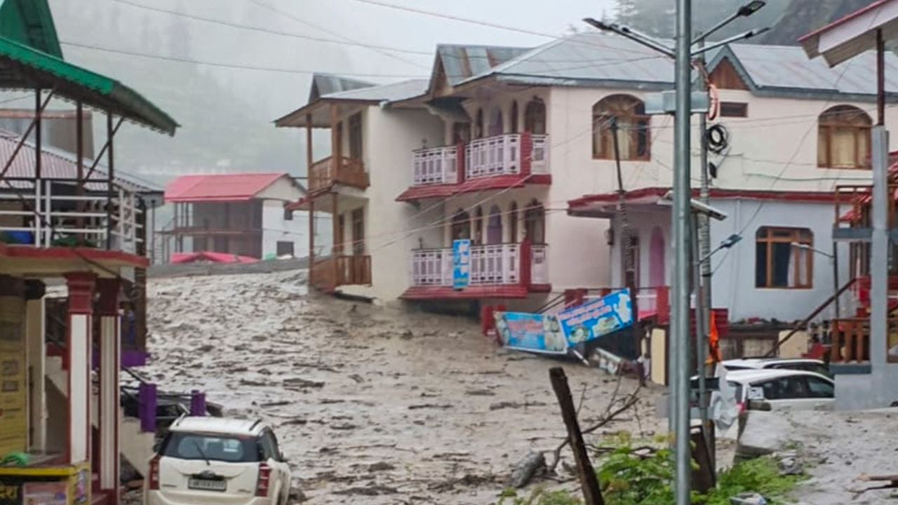 പ്രദേശത്ത് രക്ഷാപ്രവർത്തനങ്ങൾ ഊർജ്ജിതമാക്കിയിട്ടുണ്ട്. ദേശീയ ദുരന്തനിവാരണ സേനയും സംസ്ഥാന ദുരന്തനിവാരണ സേനയും സ്ഥലത്തെത്തി കാണാതായവർക്കായി തിരച്ചിൽ ആരംഭിച്ചിട്ടുണ്ട്. പ്രതികൂല കാലാവസ്ഥ രക്ഷാപ്രവർത്തനങ്ങൾക്ക് തടസ്സമാകുന്നുണ്ടെങ്കിലും പ്രദേശവാസികളെ സുരക്ഷിത സ്ഥാനങ്ങളിലേക്ക് മാറ്റിയതായി ജില്ലാ ഭരണകൂടം അറിയിച്ചു.