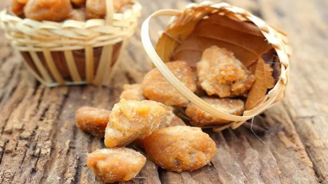 ശർക്കര - പഞ്ചസാരയ്ക്ക് പകരം ശർക്കര ഉപയോഗിക്കുന്നു ഇരുമ്പിന്റെ അളവ് വർദ്ധിപ്പിക്കാൻ സഹായിക്കും.