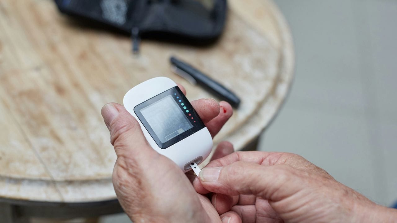 മഴക്കാലത്തെ ഈര്‍പ്പമുള്ള കാലാവസ്ഥ കാരണം പ്രമേഹ രോഗികള്‍ക്ക് പെട്ടെന്ന് നിര്‍ജ്ജലീകരണം സംഭവിക്കാം. ഇത് രക്തത്തിലെ പഞ്ചസാരയുടെ അളവ് വര്‍ദ്ധിപ്പിക്കാന്‍ കാരണമാകും. ദാഹമില്ലെങ്കില്‍ പോലും ദിവസവും 3-4 ലിറ്റര്‍ വെള്ളം കുടിച്ച് ശരീരം ജലാംശമുള്ളതാക്കി നിലനിര്‍ത്തുക.