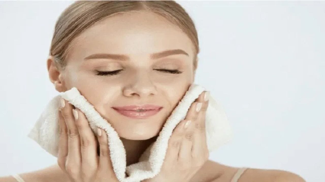 പുരികത്തിനു കട്ടി വയ്ക്കാൻ പല രീതികളും ഉണ്ടെങ്കിലും എപ്പോഴും സുരക്ഷിതം വീട്ടിൽ ലഭ്യമായ വസ്തുക്കൾ വെച്ചുള്ള പൊടിക്കൈകളാണ്. അത് എങ്ങനെയൊക്കെ ചെയ്യാമെന്നു നോക്കാം.