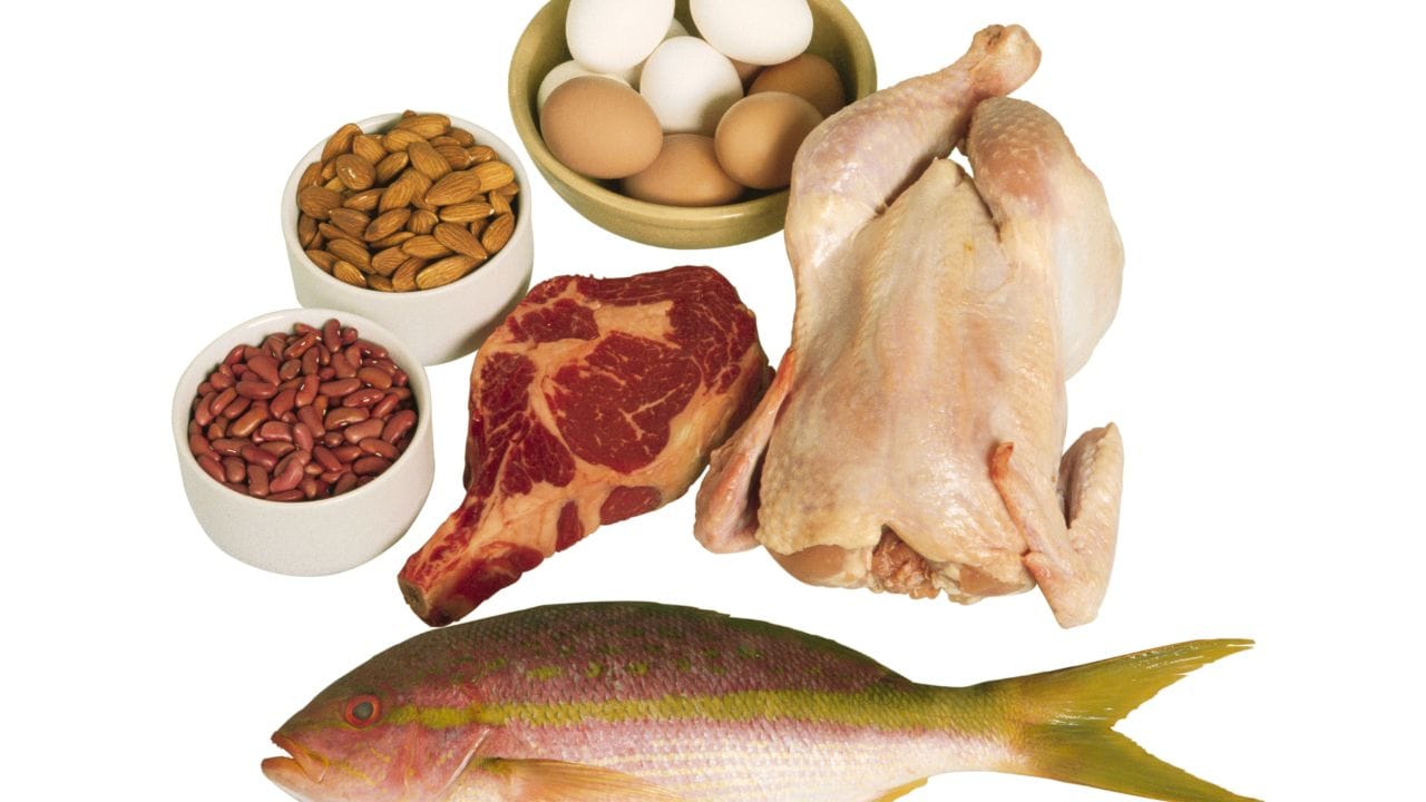 മാംസാഹാരങ്ങൾ ഇഷ്ടമുള്ളവരാണ് നമ്മളിൽ അധികവും. എന്നാൽ സ്ഥിരമായി ഈ ആഹാരം കഴിക്കുന്നതുമൂലമുണ്ടാകുന്ന പ്രശ്നങ്ങളെപ്പറ്റി എപ്പോഴെങ്കിലും ആലോചിച്ചിട്ടുണ്ടോ? മാംസാഹാരികളായവർക്കുണ്ടാകാവുന്ന പ്രധാന പ്രശ്നങ്ങൾ എന്തെല്ലാമെന്ന് നോക്കാം. 