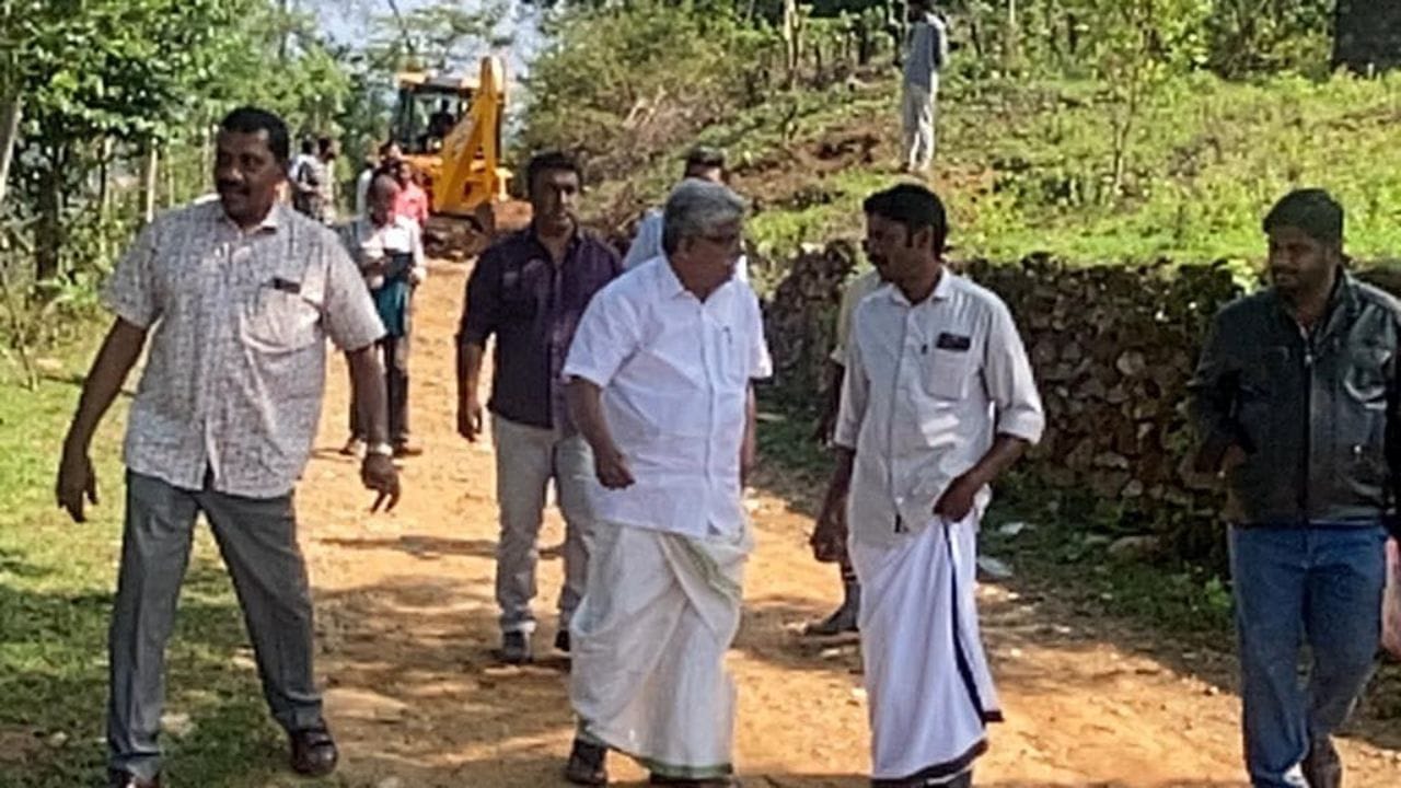 വിദ്യാർത്ഥി രാഷ്ട്രീയത്തിലൂടെ ഉയർന്നുവന്ന അദ്ദേഹം സമരങ്ങളിൽ ഒരു കടുത്ത പോരാളിയായിരുന്നു. പോലീസിൽ നിന്ന് ക്രൂരമായ മർദ്ദനം ഏൽക്കുകയും നഖം ഉപയോഗിച്ച് കുത്തി മുറിവേറ്റ സംഭവം അദ്ദേഹത്തിന്റെ രാഷ്ട്രീയ ജീവിതത്തിലെ ഒരു പോരാട്ടത്തിന്റെ അടയാളമായി മാറി.