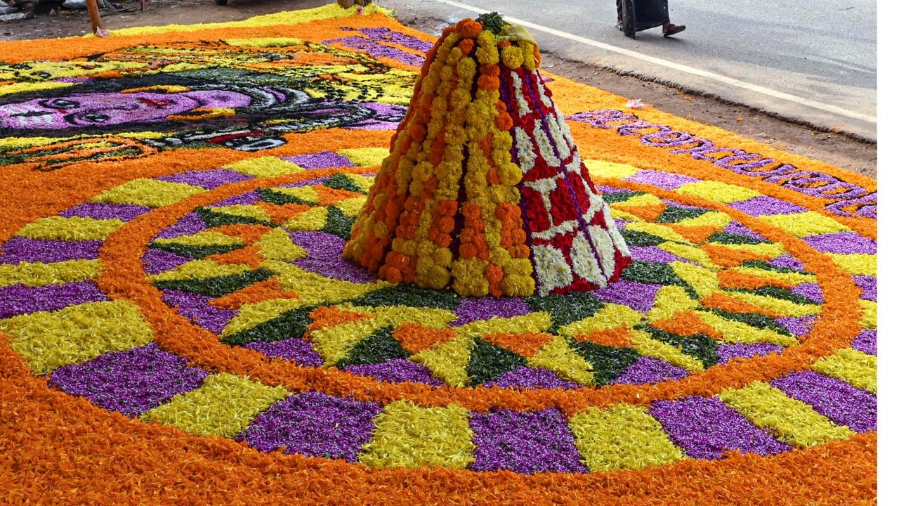 ഇത്തവണത്തെ ഓണം 11 ദിവസമാണ്. അത്തം പത്തോളം എന്ന സങ്കല്പത്തെ പൊളിച്ചെഴുതിക്കൊണ്ട് ഇത്തവണ 11നാളിൽ ഓണം ആഘോഷിക്കാം. അതിന്റെ കാരണം മറ്റൊന്നുമല്ല ചിത്തിര നാളും ചോതിനാളും തന്ന ഒരു ചെറിയ പണിയാണ്.