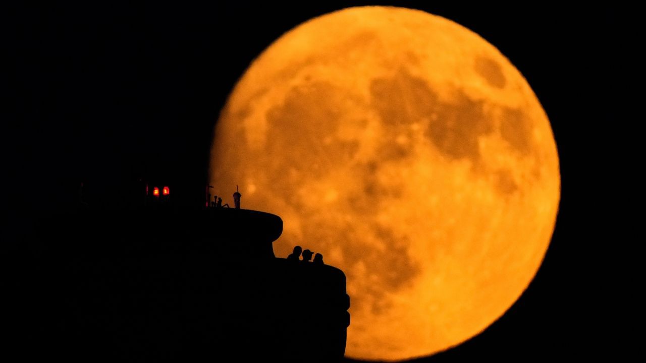 2025 സെപ്റ്റംബർ 7-ന് രാത്രിയിൽ ഇന്ത്യക്കാർക്ക് ആകാശത്ത് ഒരു അസാധാരണ കാഴ്ച കാത്തിരിക്കുന്നു. പൂർണ്ണ ചന്ദ്രഗ്രഹണ സമയത്ത് ചന്ദ്രൻ രക്തനിറത്തിൽ തിളങ്ങുന്ന ഈ പ്രതിഭാസമാണ് 'ബ്ലഡ് മൂൺ'ഈ ദശാബ്ദത്തിലെ തന്നെ ഏറ്റവും മനോഹരമായി കാണാൻ കഴിയുന്ന ചന്ദ്രഗ്രഹണങ്ങളിൽ ഒന്നാണിത്. ഒരു പൂർണ്ണ ചന്ദ്രഗ്രഹണം സംഭവിക്കുമ്പോൾ, ഭൂമി സൂര്യനും ചന്ദ്രനും ഇടയിൽ നേർരേഖയിൽ വരുന്നു. 