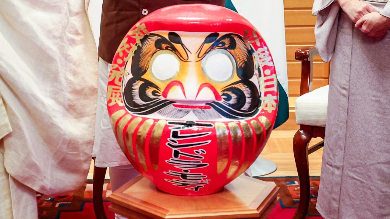 ഇന്ത്യയും ജപ്പാനും തമ്മിലുള്ള ചരിത്രപരമായ ബന്ധത്തിൻ്റെ പ്രതീകമായി ജപ്പാനിലെ ദറുമ-ജി ക്ഷേത്രത്തിലെ മുഖ്യ പുരോഹിതൻ റെവ. സെയ്ഷി ഹിരോസെയാണ് പ്രധാനമന്ത്രിക്ക് ഈ പാവ സമ്മാനിച്ചത്.