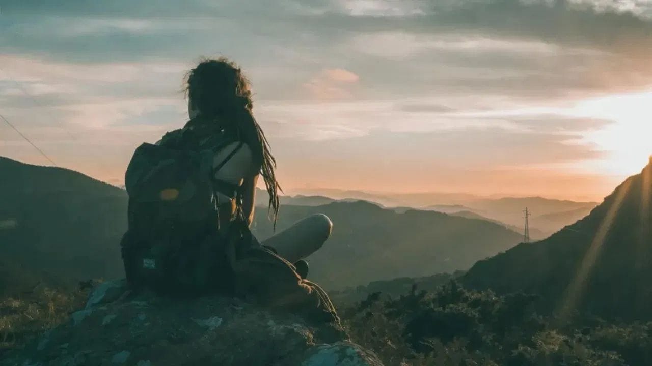 സുഹൃത്തുക്കളുടെയോ പങ്കാളിയുടെയോ കൂട്ടില്ലാതെ ഒറ്റയ്ക്ക് സമയം ചെലവഴിക്കുന്ന രീതിയാണിത്. ഒറ്റയ്ക്ക് സിനിമ കാണുക, റെസ്റ്റോറന്റിൽ ഭക്ഷണം കഴിക്കുക, യാത്ര ചെയ്യുക എന്നിവയെല്ലാം ഇതിൽ ഉൾപ്പെടുന്നു. ഇത് ഒരു പുതിയ അനുഭവവും മനസ്സിന് സന്തോഷം നൽകുന്നതുമാണ്.