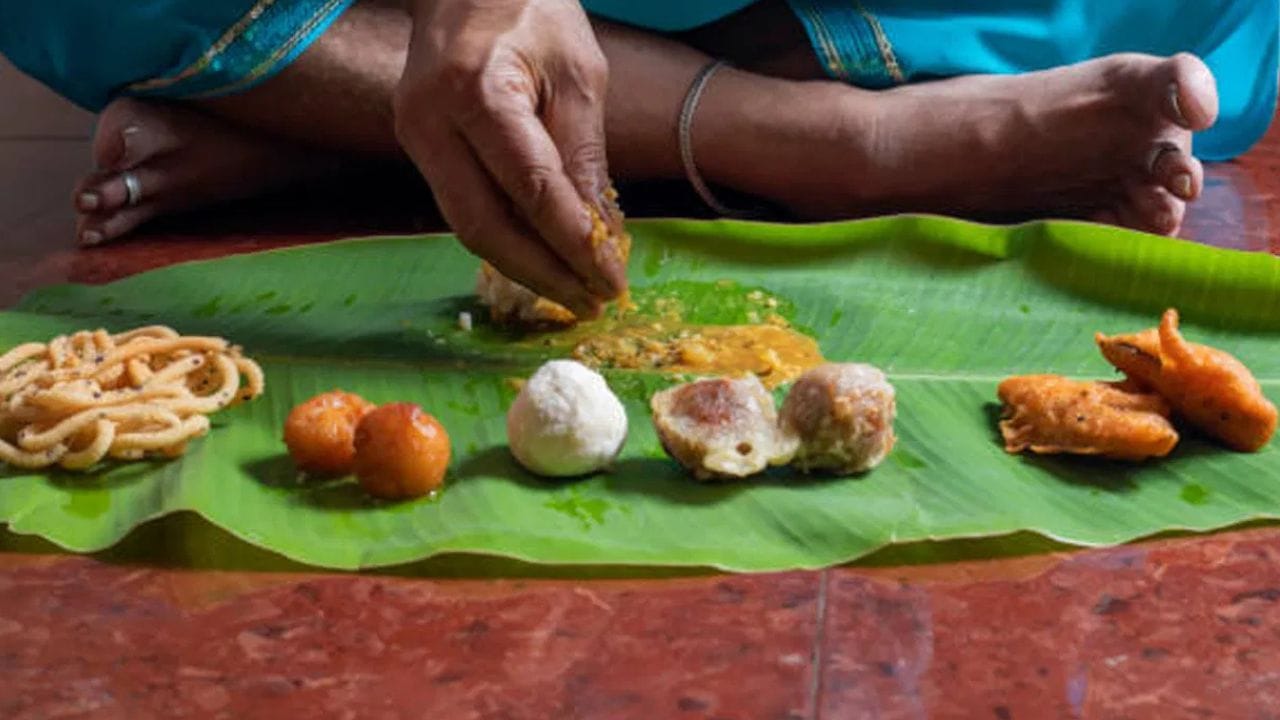 ദക്ഷിണേന്ത്യയിൽ, പ്രത്യേകിച്ച് ഉത്സവങ്ങളിലും വിവാഹങ്ങളിലും വാഴയിലയിൽ ഭക്ഷണം കഴിക്കുന്നത് വളരെ സാധാരണമാണ്. പരമ്പരാഗത മൂല്യങ്ങളിൽ വേരൂന്നിയ ഒരു ശീലം അല്ലെങ്കിൽ പരിസ്ഥിതി സൗഹൃദമായ ഒരു രീതി എന്നു പറഞ്ഞ് ഇതിനെ ഒഴിവാക്കാൻ വരട്ടെ. ഇതിന് ചില ആരോഗ്യ ഗുണങ്ങൾ കൂടിയുണ്ട്. 