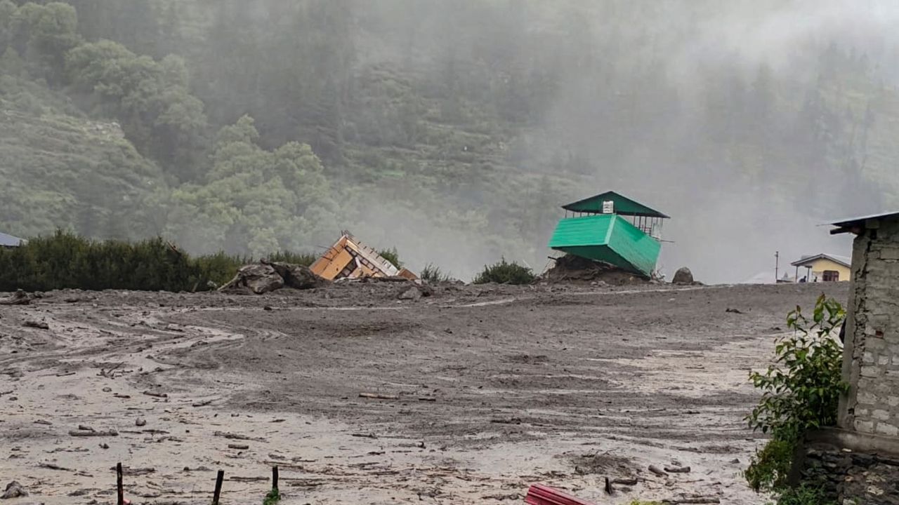 ഉത്തരാഖണ്ഡിലെ ഉത്തരകാശി ജില്ലയിൽ ശക്തമായ മേഘ വിസ്ഫോടനത്തെ തുടർന്ന് മിന്നൽ പ്രളയം ഉണ്ടായി. ധരാലി ഗ്രാമത്തെ പൂർണ്ണമായും ഒഴുക്കി കളഞ്ഞ പ്രളയത്തിന്റെ ഭീകര ദൃശ്യങ്ങൾ വളരെ പെട്ടെന്നാണ് വൈറലായത്. 