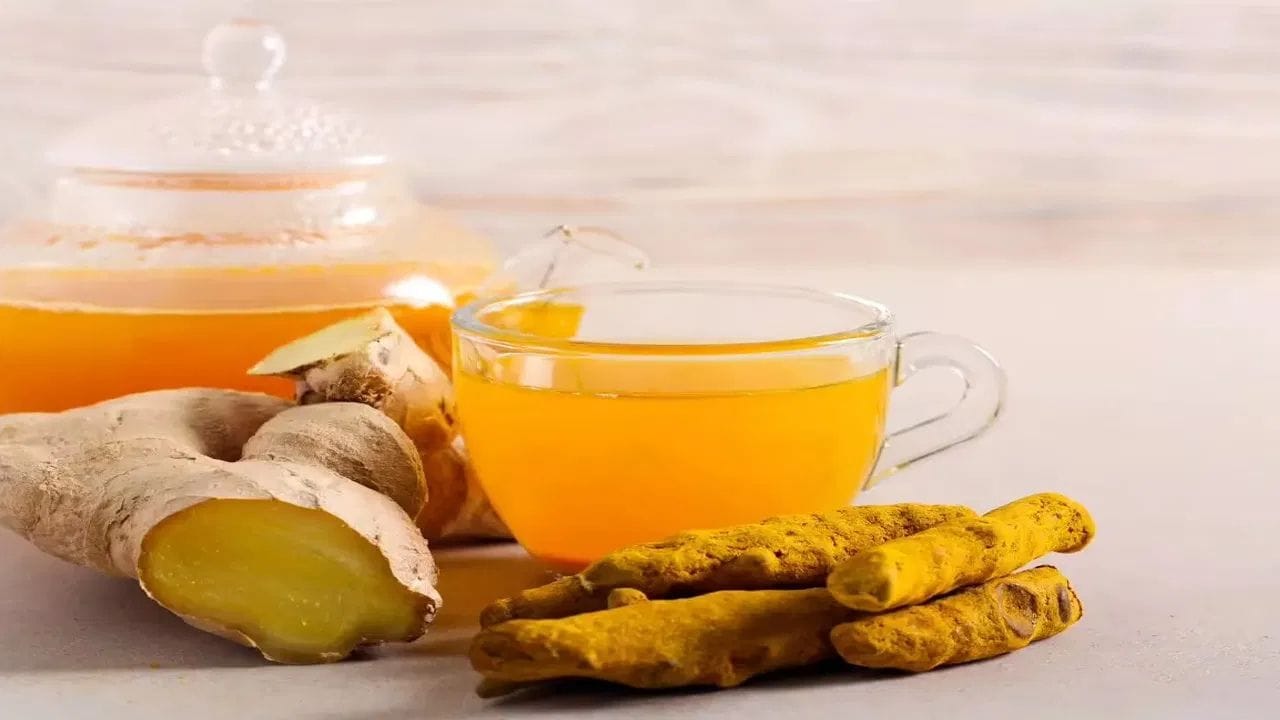 ദഹനത്തെ സഹായിക്കുന്നു:  ചെറുനാരങ്ങ പിത്തരസം ഉത്പാദിപ്പിക്കാൻ സഹായിക്കും, ഇത് ദഹനം മെച്ചപ്പെടുത്തുന്നു. ഈ പാനീയം ശരീരത്തിൽ ജലാംശം നിലനിർത്താനും ദഹനം സുഗമമാക്കാനും സഹായിക്കും.