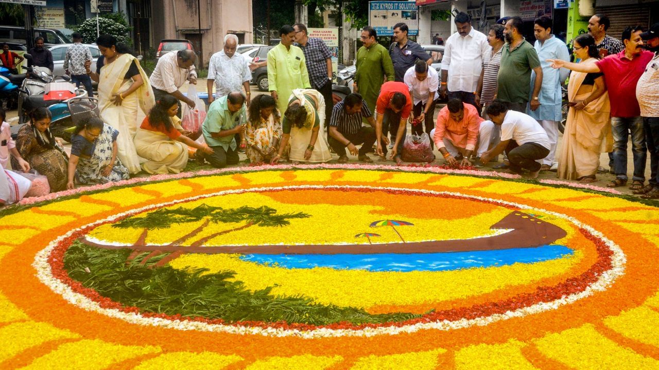 അത്തം പിറന്ന തൊട്ടടുത്ത ദിവസം തന്നെ എത്തുന്ന ചിത്തിര നക്ഷത്രം ഇത്തവണ രണ്ടു ദിവസമാണ്. ബുധനാഴ്ച 60 നാഴിക പിന്നിട്ടിട്ടും അടുത്ത ദിവസം 5:45 നാഴിക കൂടി ഈ നാൾ വരുന്നതാണ് ഇതിന് കാരണം. ബുധനാഴ്ച ചിത്തിര ആചാരപ്രകാരം തുമ്പയും തുളസിയും മാത്രം ഇടുകയും പിറ്റേന്ന് ചോതിനാളിൽ ചുവന്ന പൂവ് ഇടുകയും ചെയ്യുന്നതാണ് പതിവ്.