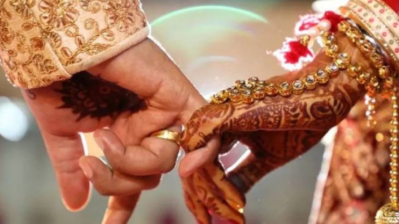 ഹിന്ദു കലണ്ടറിൽ സാധാരണയായി വിവാഹത്തിന് അശുഭകരമെന്ന് കരുതുന്ന ദിവസങ്ങളിൽ പോലും ഇവിടെ വിവാഹങ്ങൾ നടത്താൻ സാധിക്കുമെന്നതാണ് ഗുരുവായൂരിലെ ഒരു പ്രത്യേകത. രാഹുകാലത്ത് പോലും വിവാഹങ്ങൾ തടസ്സങ്ങളില്ലാതെ നടക്കുന്നു, ഇത് ദൈവത്തിൻ്റെ അനുഗ്രഹം മറ്റ് എല്ലാ ഘടകങ്ങളെയും മറികടക്കുമെന്ന വിശ്വാസത്തെ ശക്തിപ്പെടുത്തുന്നു.