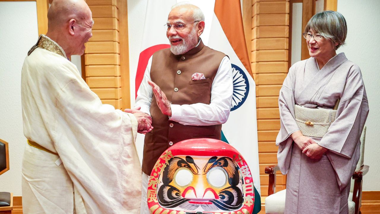 പേപ്പിയർ-മാഷെയിൽ നിർമ്മിച്ച ഈ പരമ്പരാഗത ജാപ്പനീസ് പാവ, സ്ഥിരതയുടെയും ഭാഗ്യത്തിൻ്റെയും പ്രതീകമായി കണക്കാക്കപ്പെടുന്നു. അഞ്ചാം നൂറ്റാണ്ടിലെ സെൻ ബുദ്ധമത സ്ഥാപകനായ ബോധിധർമ്മൻ്റെ രൂപത്തിലാണ് ഇത് നിർമ്മിച്ചിരിക്കുന്നത്. 