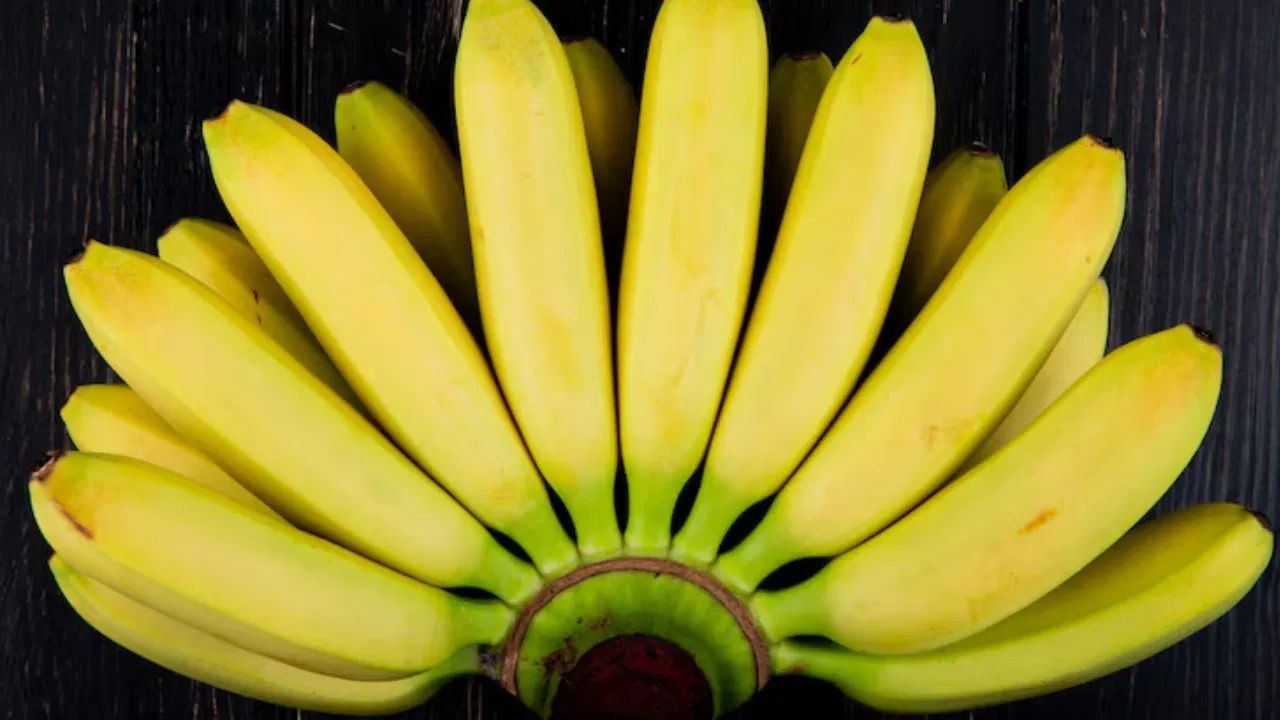 വാഴപ്പഴം മേശപ്പുറത്ത് വെക്കുന്നതിനു പകരം തൂക്കിയിടുക. ഇത് ചതവ് വീഴുന്നത് ഒഴിവാക്കുകയും എല്ലാ വശത്തും വായുസഞ്ചാരം ഉറപ്പാക്കുകയും ചെയ്യും.