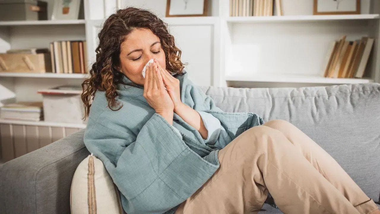 ഇതിനു കാരണം ഇന്‍ഫ്‌ളുവന്‍സയും സാധാരണ വൈറല്‍ പനിയും തമ്മില്‍ വളരെ ആധികം സാമ്യത ഉണ്ടെന്നതു തന്നെയാണ്. രണ്ടിനും ഏകദേശം ഒരേ ലക്ഷണങ്ങളാണ്. 