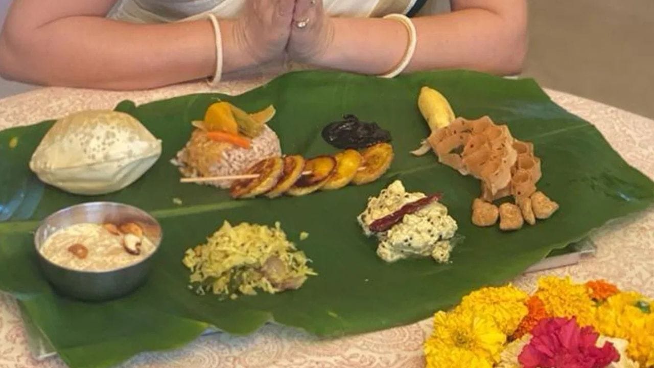 ആയുർവേദമനുസരിച്ച് വാഴയിൽ ഭക്ഷണം കഴിക്കുന്നതിന്റെ മികച്ച ഗുണങ്ങളിൽ ഒന്ന് പ്രകൃതിദത്ത ആന്റി ബാക്ടീരിയൽ ഗുണങ്ങൾ ആണ്. അതായത് വാഴയിലയിൽ പോളിഫെനോൽസ് അടങ്ങിയിട്ടുണ്ട്. ഇതിന് ആന്റി ബാക്ടീരിയൽ ആന്റിഓക്സിഡന്റ് ഗുണങ്ങളുണ്ട്. ചൂടുള്ള ഭക്ഷണം അവയിൽ വിളമ്പുമ്പോൾ ചെറിയ സംയുക്തങ്ങളായി ഇവ ഭക്ഷണവുമായി കളയുന്നു. അങ്ങനെ ബാക്ടീരിയ മലിനീകരണത്തിനുള്ള സാധ്യത ഭക്ഷണത്തിൽ നിന്ന് ഒഴിവാകുന്നു.