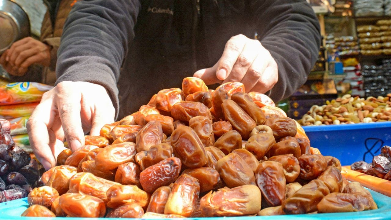 ഈന്തപ്പഴം പഞ്ചസാര ഉണ്ടാക്കാൻ ഉണങ്ങിയതും കുരു കളഞ്ഞതുമായ ഈന്തപ്പഴം (ഉദാഹരണത്തിന്, Deglet Noor ഇനം) തിരഞ്ഞെടുക്കുക. ഇതിൽ ഈർപ്പം കുറവായതിനാൽ എളുപ്പത്തിൽ പൊടിച്ചെടുക്കാൻ സാധിക്കും.