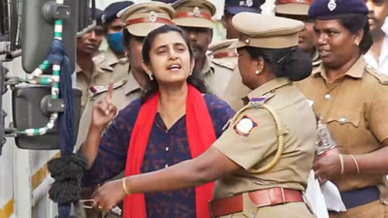 ഏറ്റവും കൂടുതൽ മലയാളികൾ ശ്രദ്ധിക്കുന്നത് അനിയൻ ബാവ ചേട്ടൻ ബാവയിലെ ജയറാമിന്റെ നായികയായി ഉള്ള  വേഷമാണ്. പിന്നീട് സുരേഷ് ഗോപിക്കൊപ്പം രാധോത്സവം, മംഗല്യപ്പല്ലക്ക് തുടങ്ങിയ ചിത്രങ്ങളിൽ കസ്തൂരി ശ്രദ്ധേയമായ കഥാപാത്രങ്ങൾ അവതരിപ്പിച്ചു.