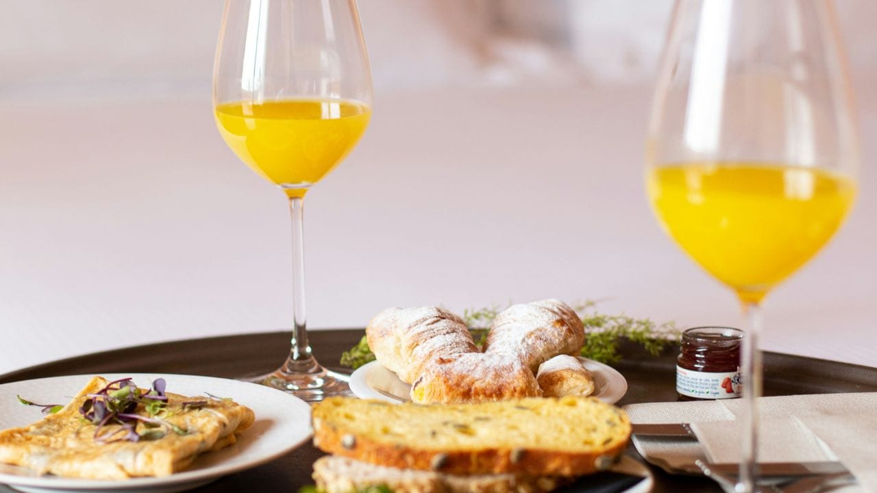 മഴക്കാലത്ത് വറുത്തതും പൊരിച്ചതുമായ ഭക്ഷണങ്ങളും ജങ്ക് ഫുഡും കഴിക്കുന്നത് ആരോഗ്യത്തിന് ദോഷകരമാണ്. ശുചിത്വമില്ലാത്ത സാഹചര്യങ്ങളില്‍ ഉണ്ടാക്കുന്ന ഇത്തരം ഭക്ഷണങ്ങള്‍ ഉയര്‍ന്ന കലോറിയുള്ളതും നിലവാരമില്ലാത്തതുമാണ്, ഇത് പ്രമേഹരോഗികള്‍ക്ക് കൂടുതല്‍ അപകടകരമാണ്.