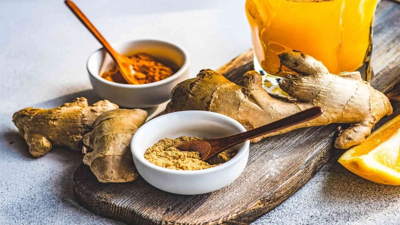 ചർമ്മത്തിന് ഉന്മേഷം നൽകുന്നു: മഞ്ഞളും വിറ്റാമിൻ സിയും ചർമ്മത്തിൻ്റെ ആരോഗ്യത്തിന് വളരെ നല്ലതാണ്. വിറ്റാമിൻ സി കൊളാജൻ്റെ ഉത്പാദനത്തിന് നിർണായകമാണ്, ഇത് ചർമ്മത്തിന് തിളക്കവും യുവത്വവും നൽകാൻ സഹായിക്കും.