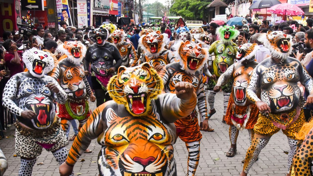 എന്നാൽ ഈ തവണ പതിവ് തെറ്റിച്ചുകൊണ്ട് രണ്ടു ദിവസം തുമ്പയും തുളസിയും മാത്രമാക്കണോ അതോ മൂന്നാം നാൾ ചോതിയിൽ ചെയ്യുന്നത് പോലെ ചുവന്ന പൂവിട്ട് കൂടുതൽ നാളുകളിൽ നിറമുള്ള പൂക്കൾ ഇടണോ എന്നെല്ലാമാണ് സംശയം.