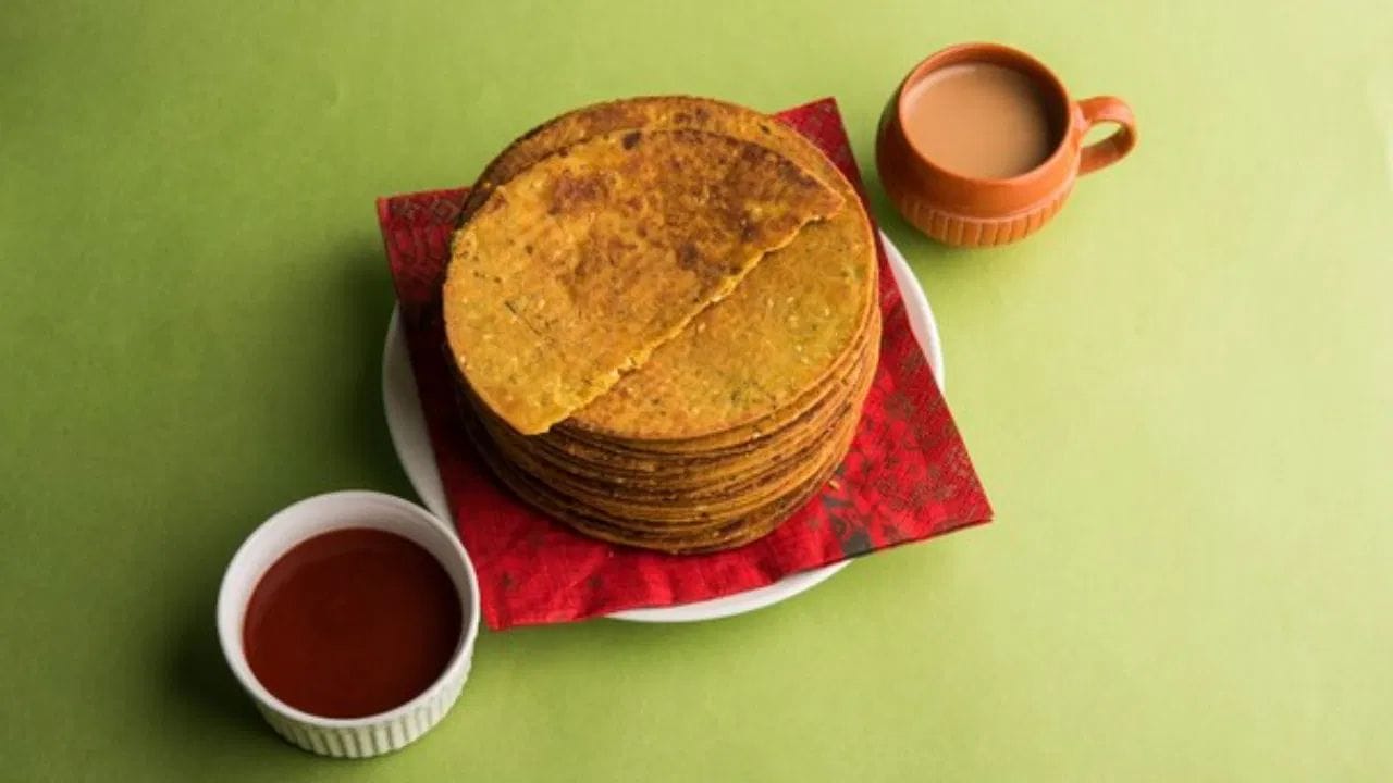 ഖാഖ്റ - ഖാഖ്റ, ഗോതമ്പ് മാവിൽ ജീരകം, അജ്‌വൈൻ തുടങ്ങിയ സുഗന്ധവ്യഞ്ജനങ്ങൾ ചേർത്ത് നിർമ്മിക്കുന്ന നേർത്ത, വറുത്ത ഫ്ലാറ്റ് ബ്രെഡാണ്. എണ്ണയിൽ വറുക്കാത്തതുകൊണ്ട്, ഇത് ചായയോടൊപ്പം കഴിക്കാൻ പറ്റിയ ഒരു ആരോഗ്യകരമായ ലഘുഭക്ഷണമാണ്. ഉലുവ, മസാല, പിസ്സ തുടങ്ങിയ വിവിധ രുചികളിൽ ഇത് ലഭ്യമാണ്.