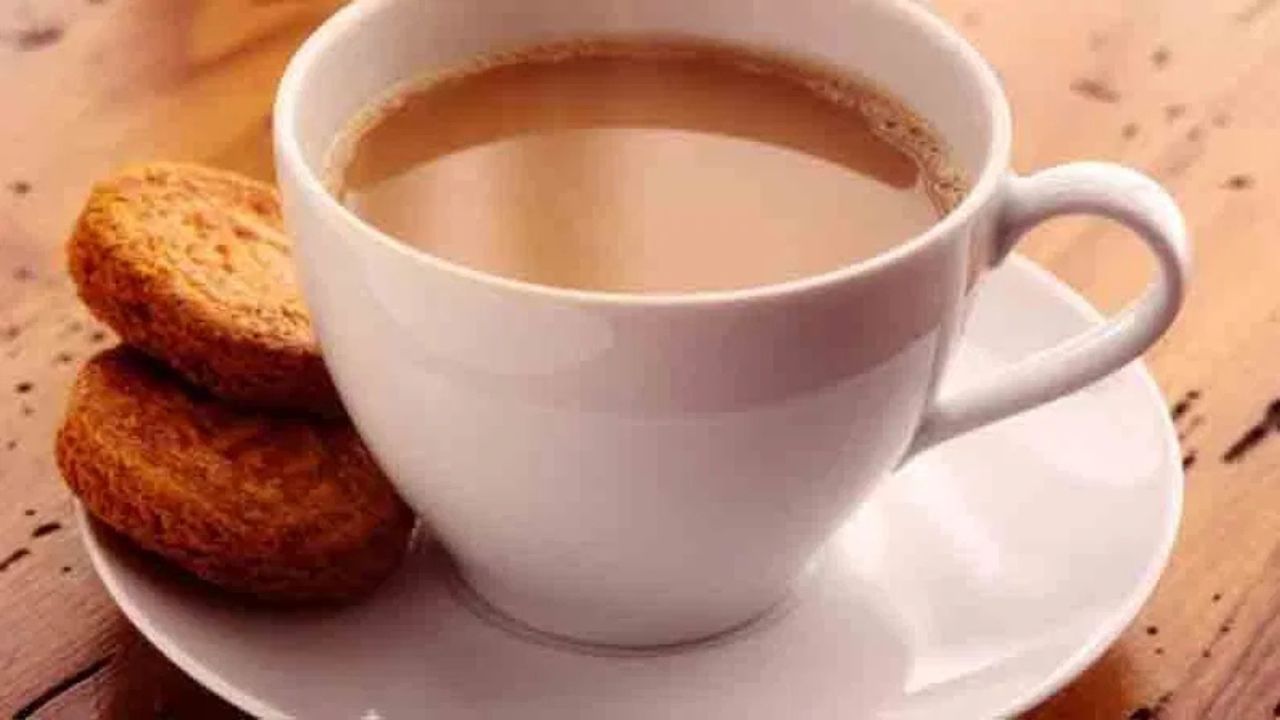 ദിവസവും രണ്ടോ അതിലധികമോ ചായ കുടിക്കുന്ന ഒരാൾക്ക്, പലഹാരങ്ങൾ കൂടി കഴിക്കുമ്പോൾ ശരീരത്തിലെത്തുന്ന കലോറിയുടെ അളവ് വളരെ വലുതാണ്.