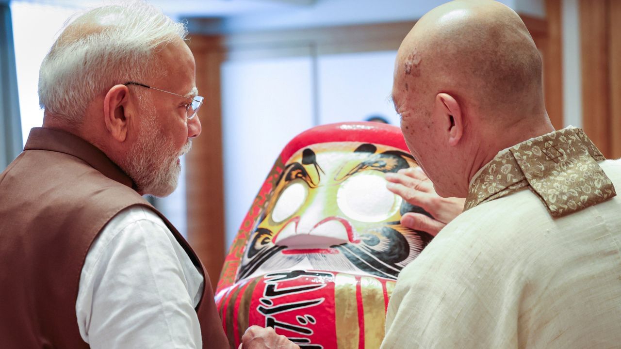 തമിഴ്‌നാട്ടിലെ കാഞ്ചീപുരത്ത് നിന്ന് ചൈനയിലേക്ക് യാത്ര ചെയ്ത ഇന്ത്യൻ സന്യാസിയായിരുന്നു ബോധിധർമ്മൻ. ജപ്പാനിൽ അദ്ദേഹം 'ദറുമ ദൈഷി' എന്ന പേരിൽ അറിയപ്പെടുന്നു. ദറുമ എന്ന വാക്ക് സംസ്കൃത പദമായ 'ധർമ്മ'യിൽ നിന്ന് വന്നതാണെന്ന് വിശ്വസിക്കപ്പെടുന്നു. കൈകാലുകളില്ലാത്ത ഈ പാവ, ഒമ്പത് വർഷം തുടർച്ചയായി ധ്യാനിച്ചിരുന്ന ബോധിധർമ്മൻ്റെ രൂപത്തെയാണ് ഓർമ്മിപ്പിക്കുന്നത്. 