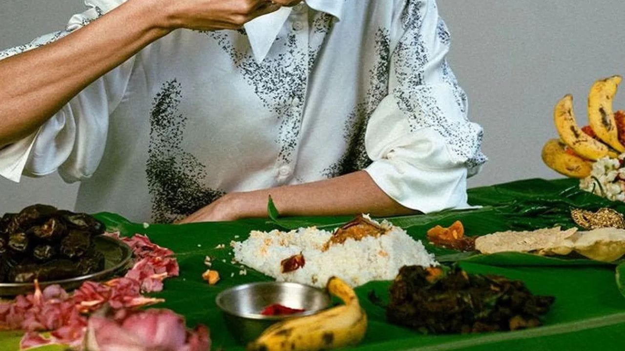 ചൂടുള്ള ഭക്ഷണം വിളമ്പുമ്പോൾ വാഴയിലയുടെ പ്രതലം നേരിടും മണ്ണിന്റെ സുഗന്ധം ഉള്ളതും ആകുന്നു. ഈ സുഗന്ധം ഭക്ഷണത്തിന് മൊത്തത്തിലുള്ള രുചിയിൽ ഒരു വർദ്ധനവ് ഉണ്ടാകും. കൃത്രിമ രുചികൾ ഇല്ലാതെ തന്നെ ഭക്ഷണം കൂടുതൽ രുചികരമാകും.