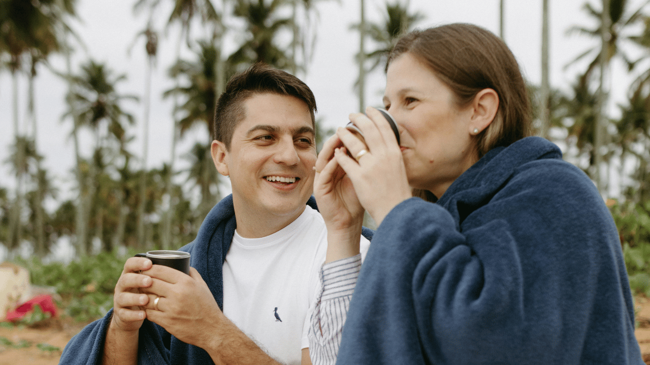 പങ്കാളിയുമായി പരദൂഷണം പങ്കിടുന്നത് നിങ്ങള്ക്കിടയിലുള്ള വിശ്വാസവും അടുപ്പവും വര്ദ്ധിപ്പിക്കാന് സഹായിക്കും.