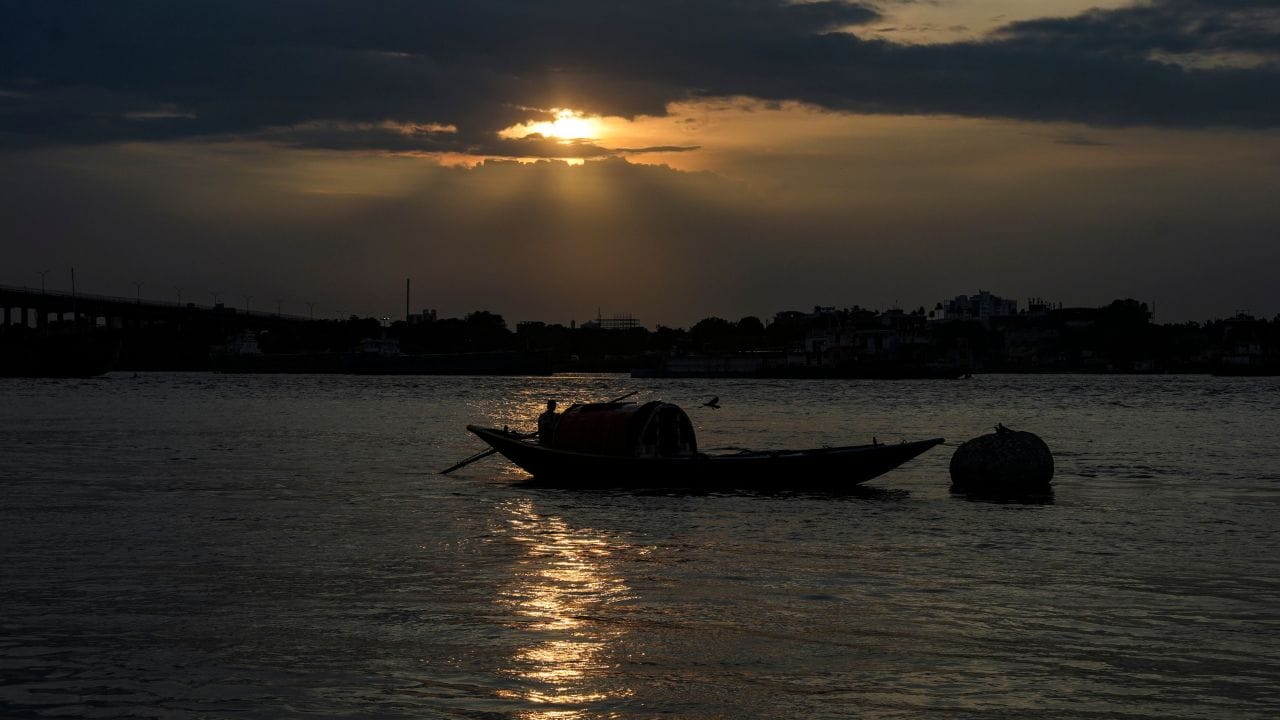 സൂര്യപ്രകാശത്തില് നിന്ന് ശരീരത്തിന് ആവശ്യമായ വൈറ്റമിന് ഡി ലഭിക്കുന്നു. ഇത് എല്ലുകളുടെ ആരോഗ്യത്തിനും രോഗപ്രതിരോധശേഷി വര്ദ്ധിപ്പിക്കുന്നതിനും അത്യന്താപേക്ഷിതമാണ്.