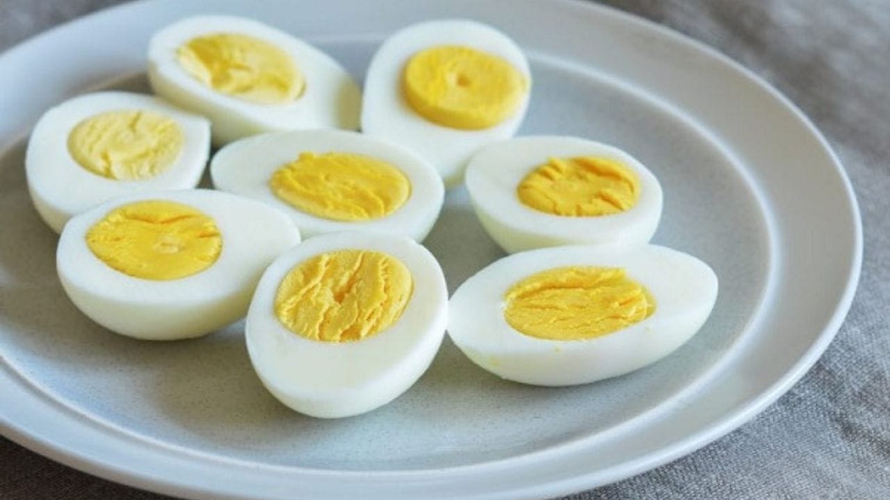 മുട്ട പൊട്ടിക്കുമ്പോള്‍ ദുര്‍ഗന്ധം വരികയോ, മഞ്ഞക്കരുവില്‍ ചുവപ്പ് പാടുകള്‍ കാണുകയോ ചെയ്താല്‍ അത് ഉപയോഗിക്കാതിരിക്കുക.