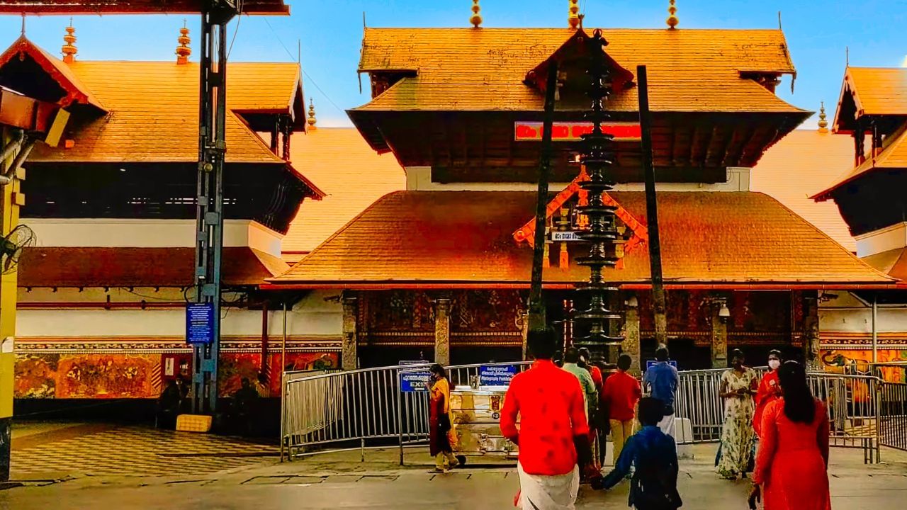 ഗുരുവായൂരപ്പൻ്റെ വിഗ്രഹം യഥാർത്ഥത്തിൽ കൃഷ്ണനും അതിനും മുമ്പ് കൃഷ്ണൻ്റെ മാതാപിതാക്കളായ വസുദേവരും ദേവകിയും ആരാധിച്ചിരുന്നതാണ്. ഗുരു (ദേവന്മാരുടെ ഉപദേഷ്ടാവായ ബൃഹസ്പതി), വായു (കാറ്റിന്റെ ദേവൻ) എന്നിവർ ചേർന്നാണ് വിഗ്രഹം ഗുരുവായൂരിൽ പ്രതിഷ്ഠിച്ചത്. 