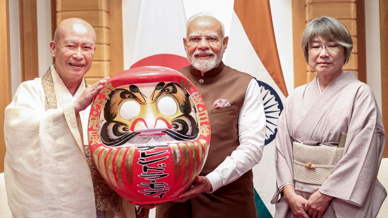 പ്രധാനമന്ത്രി നരേന്ദ്ര മോദിക്ക് ജപ്പാൻ സന്ദർശനത്തിനിടെ ലഭിച്ച സമ്മാനം ദറുമ പാവ ആയിരുന്നു. ജപ്പാന്റെ ഭാ​ഗ്യ ചിഹ്നം എന്നതിനപ്പുറം ഇതിന് ഒരു തെക്കേഇന്ത്യൻ ബന്ധമുണ്ട്.