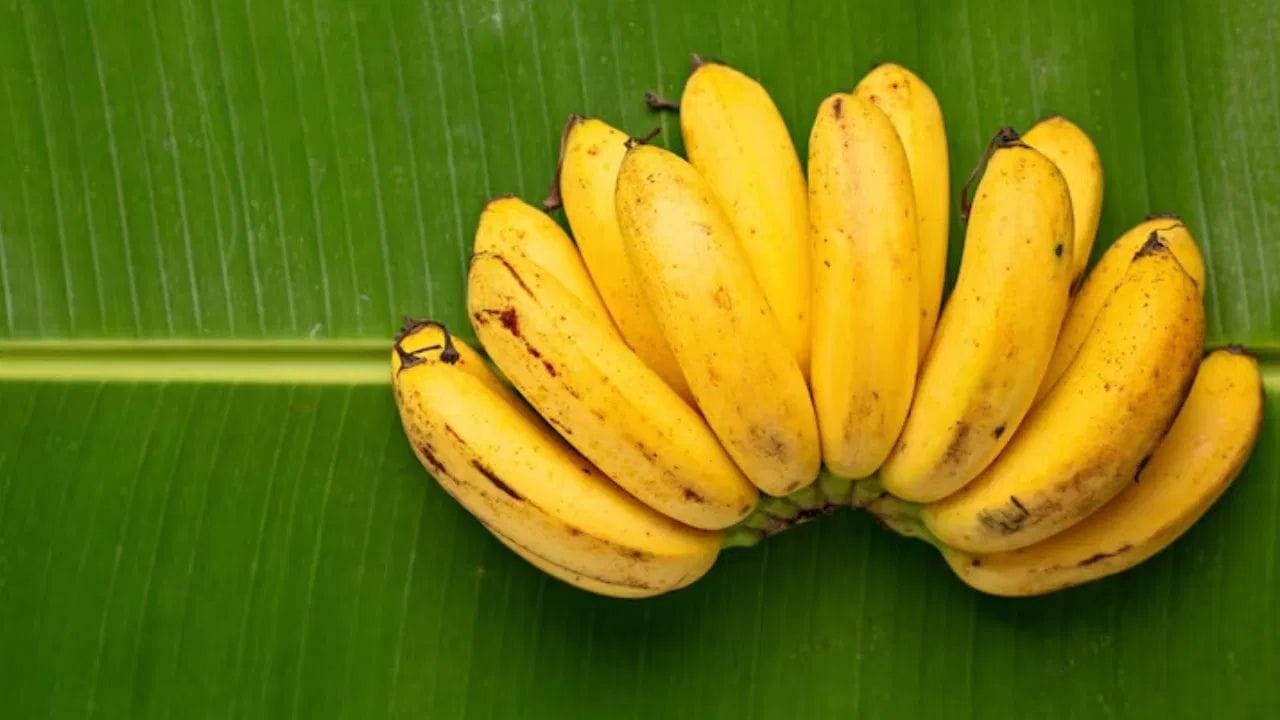 വാഴപ്പഴം നന്നായി പഴുത്തതിന് ശേഷം മാത്രം ഫ്രിഡ്ജിൽ വെക്കുക. ഇത് തൊലി കറുത്താലും, ഉൾഭാഗം കൂടുതൽ കാലം കേടുകൂടാതെയിരിക്കാൻ സഹായിക്കും.
