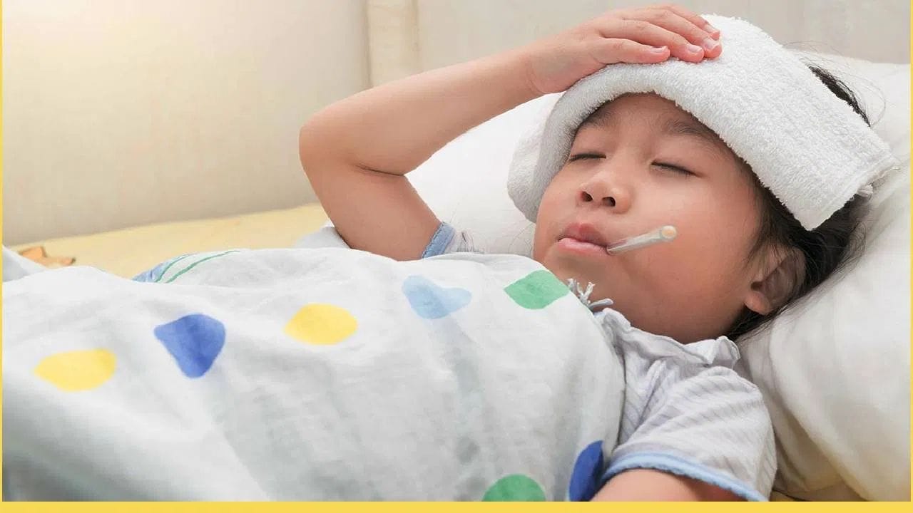 ചുമ സാധാരണമാണ്, കൂടാതെ തൊണ്ടവേദനയും ഉണ്ടാവാം. മൂക്കൊലിപ്പ്/മൂക്കടപ്പ് എന്നിവ് അപൂര്‍വ്വമായിരിക്കും, എന്നാലും  സാധാരണ പനിയില്‍ ഇത് കൂടുതലായി കാണാറുണ്ട്.