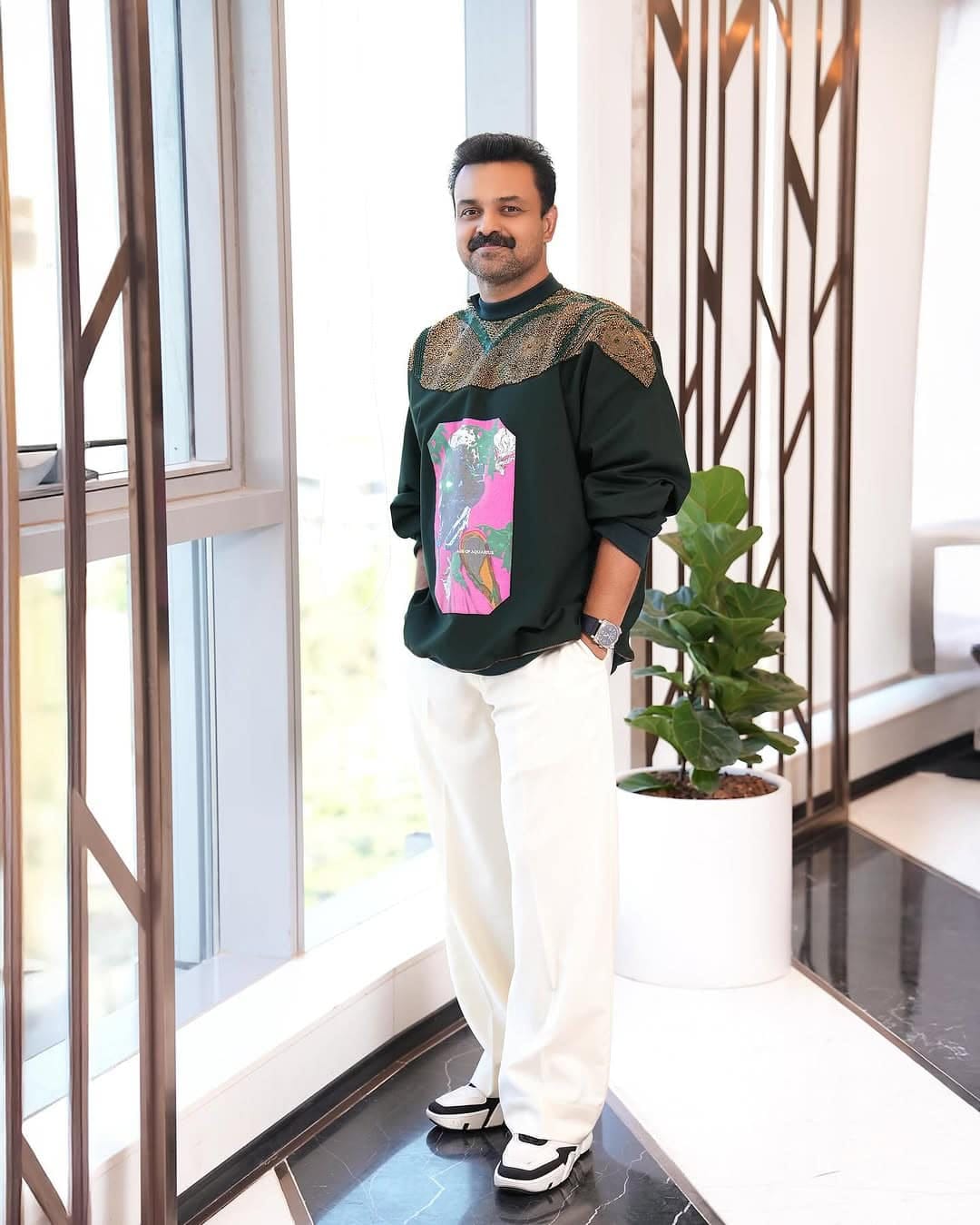 സ്പ്ലെൻഡറിൽ ആലപ്പുഴയിൽ കറങ്ങി നടന്നിരുന്ന ചെക്കനാണ്, ഇപ്പോൾ ബുള്ളറ്റിൽ ലഡാക്കിലാണെന്ന് ഒരു താരത്തിൻ്റെ പോസ്റ്റിന് താഴെ കമൻ്റ് രേഖപ്പെടുത്തിയത് (Kunchacko Boban Facebook)