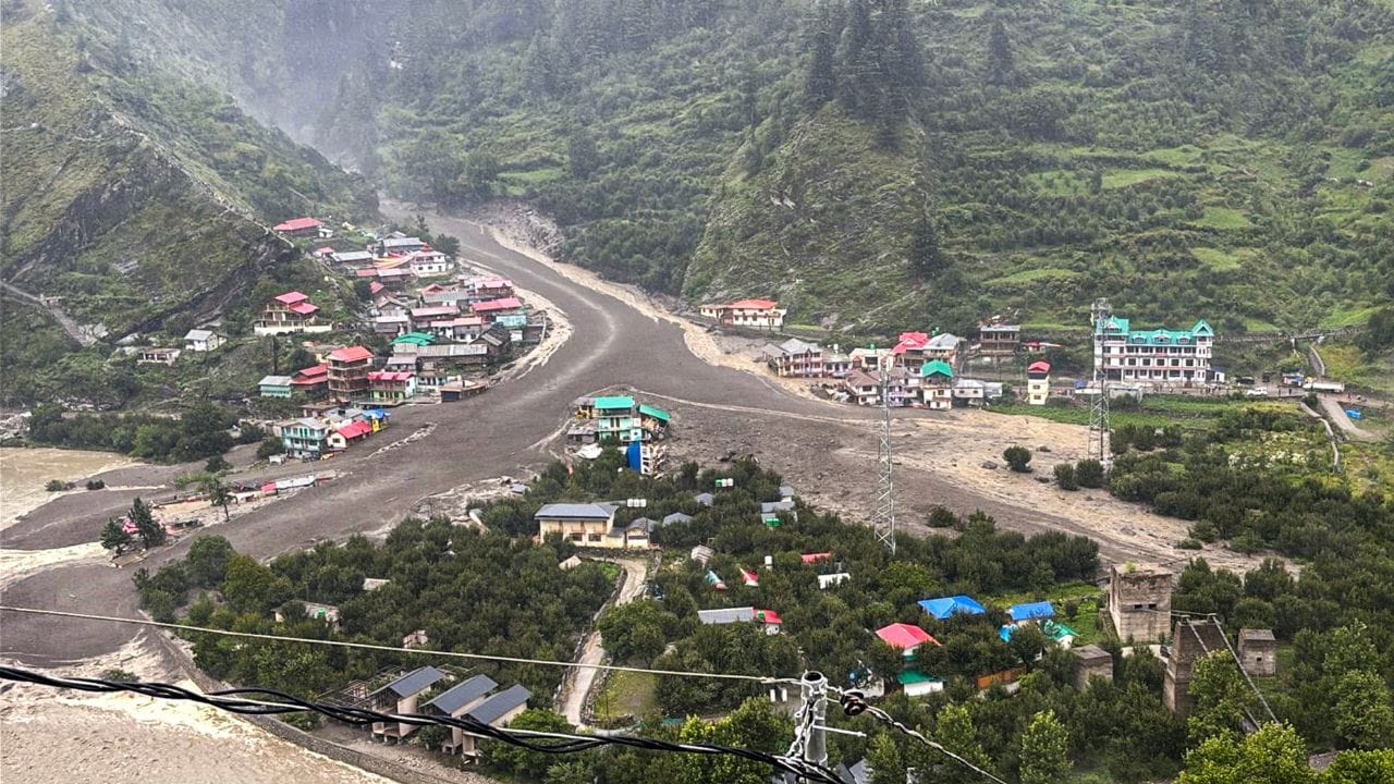 ഹിമാചൽ പ്രദേശിൽ മഴക്കെടുതിയെ തുടർന്ന് ഓറഞ്ച് അലർട് പ്രഖ്യാപിച്ചിരിക്കുകയാണ്. സംസ്ഥാനത്ത് ഇതുവരെ 184 പേർക്ക് ജീവൻ നഷ്ടപ്പെട്ടു. മണ്ണിടിച്ചില്ല വെള്ളക്കെട്ടിലും പെട്ട് 266 റോഡുകൾ നശിച്ചിരിക്കുന്നു.ഈ പാതകളിലൂടെയുള്ള ഗതാഗതം ഇപ്പോൾ പൂർണമായും നിർത്തിവച്ചിരിക്കുകയാണ്. 