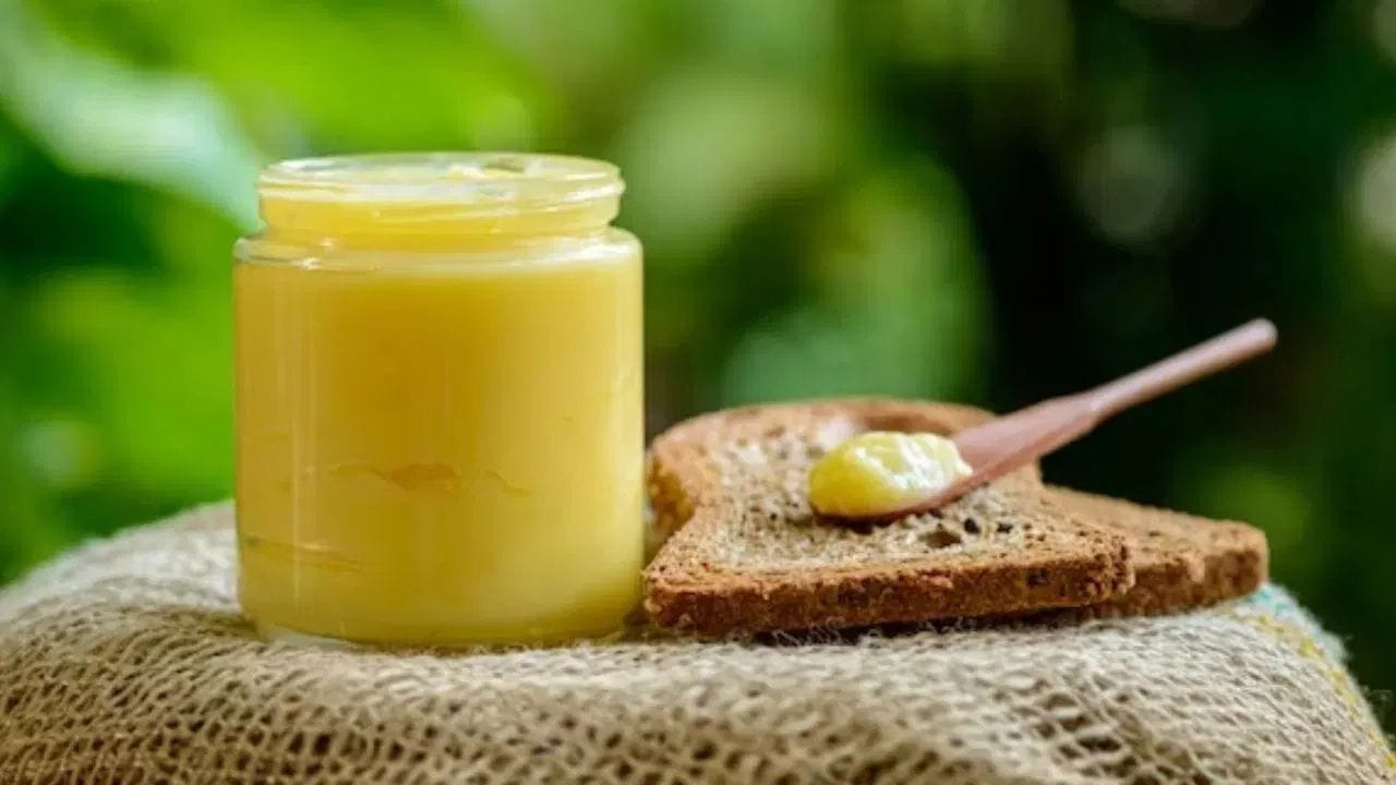 നെയ്യ് ചർമ്മത്തിൽ പുരട്ടുന്നത് മോയിസ്ചറൈസർ ആയി പ്രവർത്തിക്കുകയും രക്തയോട്ടം കൂട്ടുകയും ചെയ്യും. എന്നാൽ ചിലപ്പോൾ ഇത് ചർമ്മത്തിലെ സുഷിരങ്ങൾ അടയ്ക്കാനും തിണർപ്പുകൾ ഉണ്ടാകാനും കാരണമായേക്കാം. അതുകൊണ്ട് വിദഗ്ധരുടെ ഉപദേശം തേടിയ ശേഷം മാത്രം ഇത് ചർമ്മത്തിൽ പ്രയോഗിക്കുക.