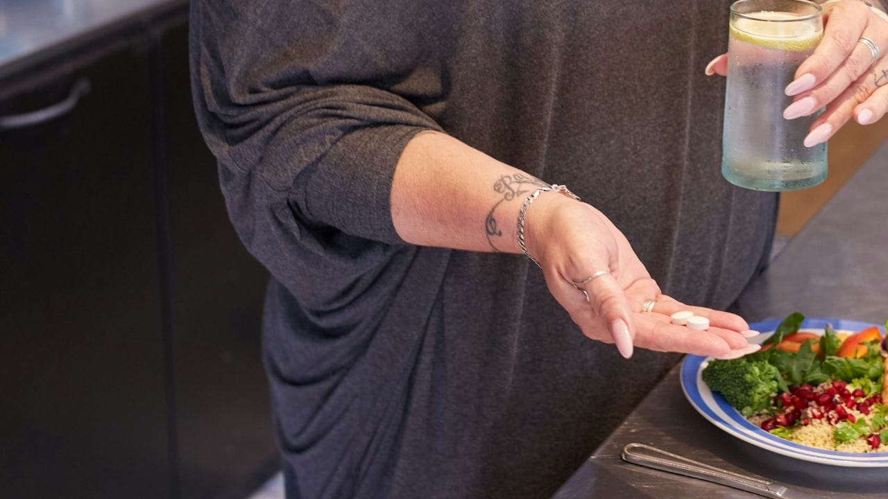 മഴക്കാലത്ത് രക്തത്തിലെ പഞ്ചസാരയുടെ അളവ് നിയന്ത്രിക്കാന്‍ ഗ്ലൈസെമിക് സൂചിക കുറഞ്ഞ ഭക്ഷണങ്ങള്‍ കഴിക്കുക. സീസണല്‍ പഴങ്ങള്‍, പച്ചക്കറികള്‍, മില്ലറ്റുകള്‍ എന്നിവ ഭക്ഷണത്തില്‍ ഉള്‍പ്പെടുത്തുന്നത് വളരെ നല്ലതാണ്.