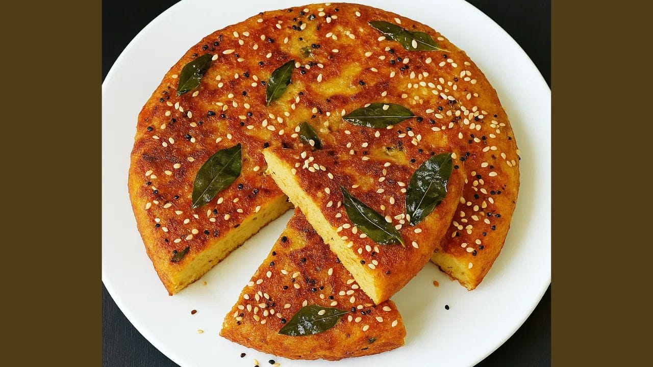 ഹാൻഡ്‌വോ - അരി, പരിപ്പ്, ചുരയ്ക്ക, കാരറ്റ് തുടങ്ങിയ പച്ചക്കറികൾ ചേർത്ത് ചുട്ടെടുക്കുന്ന ഒരുതരം കേക്കാണ് ഹാൻഡ്‌വോ. പുറംഭാഗം മൊരിഞ്ഞതും ഉൾഭാഗം മൃദുവുമായ ഈ വിഭവം പ്രഭാതഭക്ഷണത്തിനോ ബ്രഞ്ചിനോ അനുയോജ്യമാണ്. എള്ള്, കറിവേപ്പില എന്നിവയുടെ രുചി ഇതിന് ഒരു പ്രത്യേകത നൽകുന്നു.