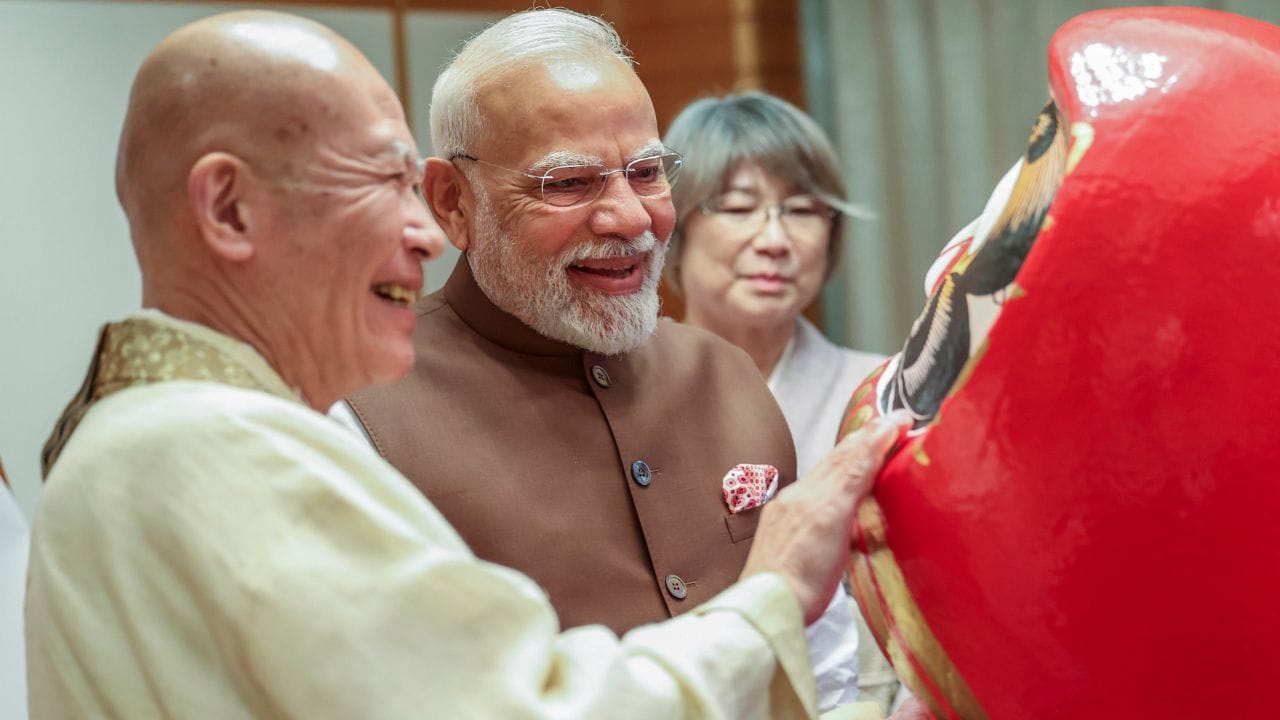 എത്ര മറിച്ചിട്ടാലും നേരെ നിൽക്കുന്ന ഈ പാവ, "ഏഴു തവണ വീണാലും, എട്ടു തവണ എഴുന്നേൽക്കുക" എന്ന ജാപ്പനീസ് ചൊല്ലിനെ പ്രതിനിധീകരിക്കുന്നു. ജപ്പാനിൽ ദറുമ പാവകളുടെ പ്രധാന ഉത്പാദന കേന്ദ്രങ്ങളിലൊന്നായ തകസകിയിലാണ് ദറുമ-ജി ക്ഷേത്രം സ്ഥിതി ചെയ്യുന്നത്.