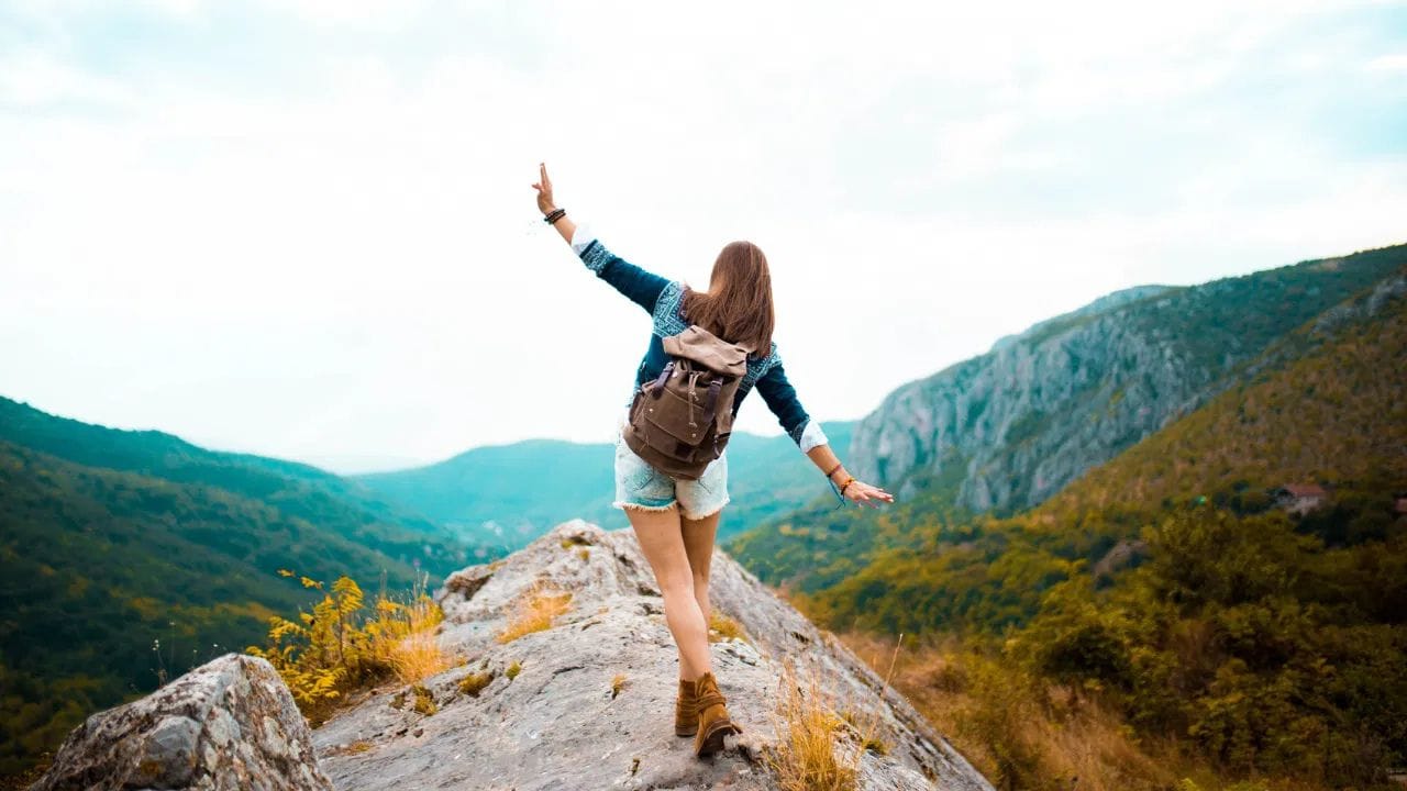 പുറത്ത് പോയി ഭക്ഷണം കഴിക്കുക, ഒറ്റയ്ക്ക് ഒരു സിനിമ കാണുക, ഒരു കഫേയിൽ ഇരുന്ന് പുസ്തകം വായിക്കുക, അല്ലെങ്കിൽ പുതിയ സ്ഥലങ്ങളിലേക്ക് യാത്ര ചെയ്യുക തുടങ്ങി പല തരത്തിൽ സോളോ ഡേറ്റ് ആസ്വദിക്കാൻ കഴിയും.