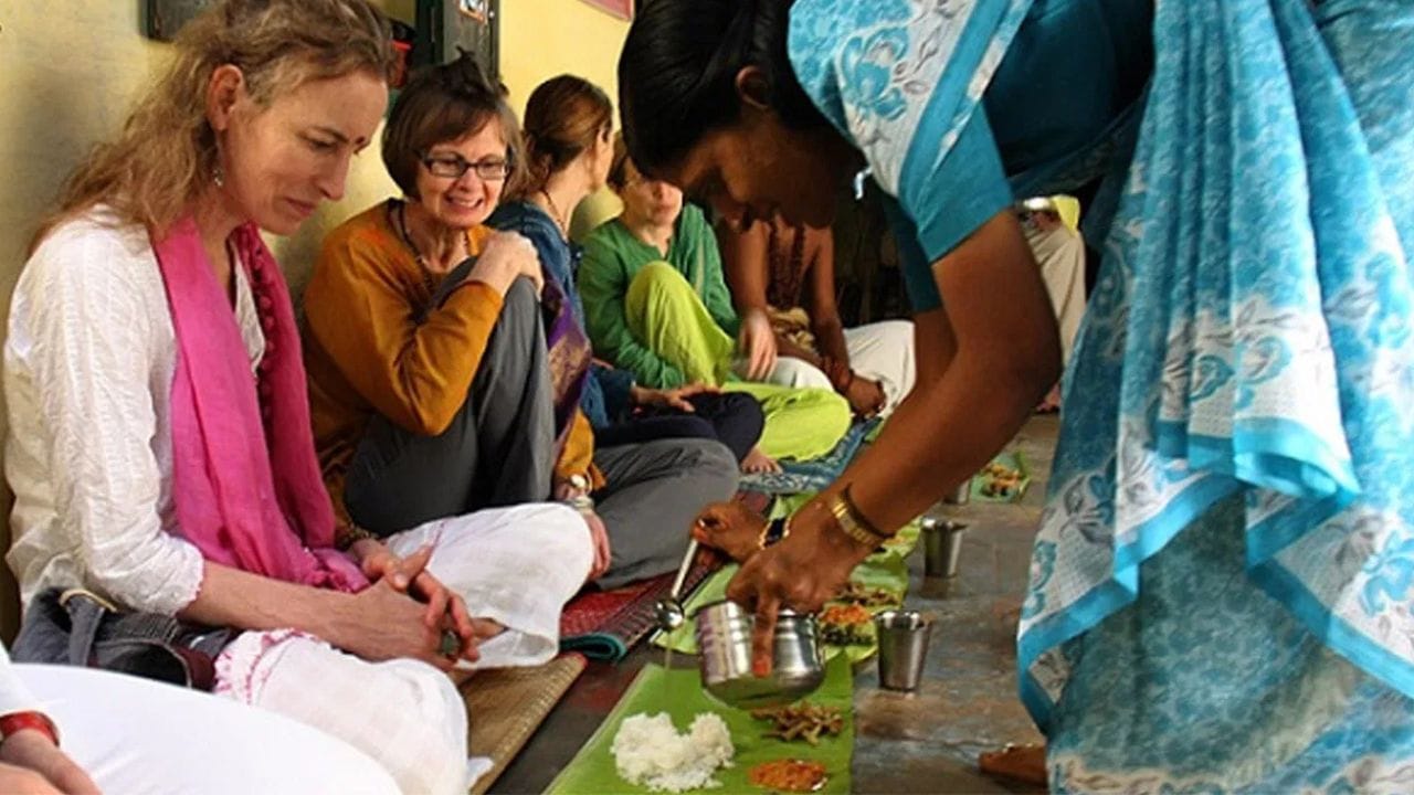 വാഴയില പുതുതായി പാചകം ചെയ്ത ഭക്ഷണത്തിന്റെ ചൂടിനെ പ്രതിരോധിക്കുകയും ദോഷകരമായ രാസവസ്തുക്കൾ പുറത്തുവിടാതിരിക്കുകയും ചെയ്യുന്നു. തന്നെയുമല്ല ഇങ്ങനെ ഭക്ഷണം കഴിക്കുമ്പോൾ വളരെ പതിയെ കഴിക്കുന്നത് കൊണ്ട് തന്നെ ഇത് ദഹനത്തിനും നല്ലതാണ്.