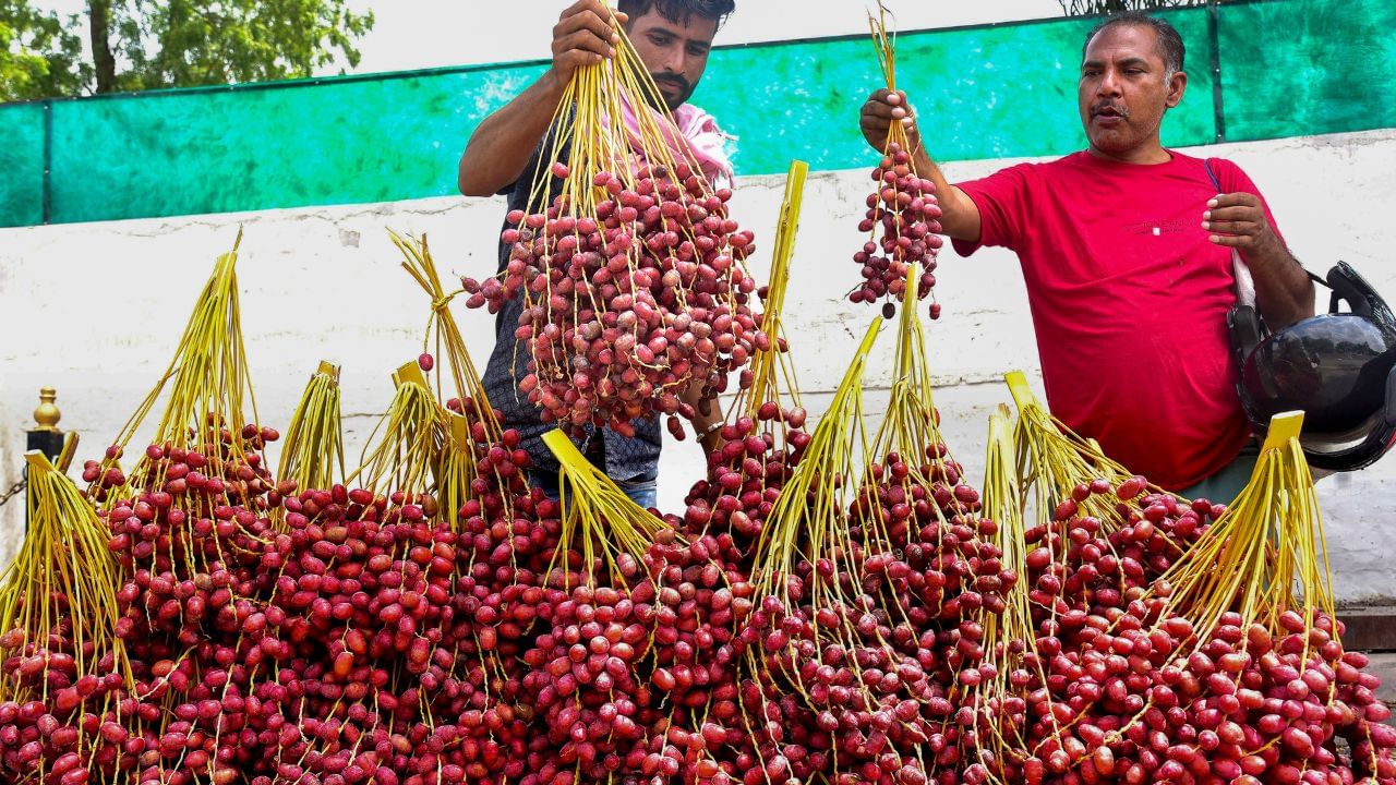 ഈന്തപ്പഴം പൊടിയായി ലഭിക്കാൻ, അവ പൂർണ്ണമായി ഉണങ്ങി പൊടിഞ്ഞുപോകുന്ന അവസ്ഥയിലായിരിക്കണം. ഇതിനായി ഒരു ഫുഡ് ഡിഹൈഡ്രേറ്ററോ, അല്ലെങ്കിൽ ഓവനിൽ ഏറ്റവും കുറഞ്ഞ ചൂടിൽ കുറച്ച് മണിക്കൂറോ വെച്ച് ഉണക്കിയെടുക്കാവുന്നതാണ്.
