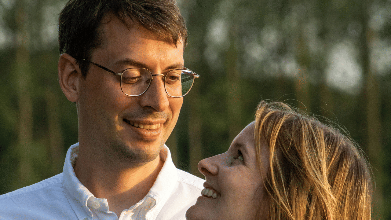 ദോഷകരമായതോ മറ്റുള്ളവരെ വേദനിപ്പിക്കുന്നതോ ആയ കാര്യങ്ങള് ഒഴിവാക്കുക എന്നതാണ് പ്രധാനം. രസകരമായ സംഭവങ്ങളോ, നിരുപദ്രവകരമായ നിരീക്ഷണങ്ങളോ പങ്കുവെക്കുന്നത് ബന്ധത്തില് സന്തോഷവും തുറന്ന മനസ്സും നിലനിര്ത്താന് സഹായിക്കും.