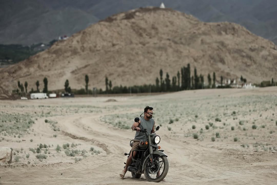 "ബൈക്കും ലെ ലെഡാക്കും, ഇത്രയും മനോഹരമായ ഒരു കോംബോ, ഏതൊരു ആൺകുട്ടിയുടെയും സ്വപ്നം, എൻ്റെ വിഷ് ലിസ്റ്റിലെ ഒന്ന് സഫലീകരിച്ചിരിക്കുന്നു" എന്ന കുറിപ്പോടെയാണ് കുഞ്ചാക്കോ ബോബൻ തൻ്റെ ചിത്രങ്ങൾ പങ്കുവെച്ചിരിക്കുന്നത്. (Kunchacko Boban Facebook)
