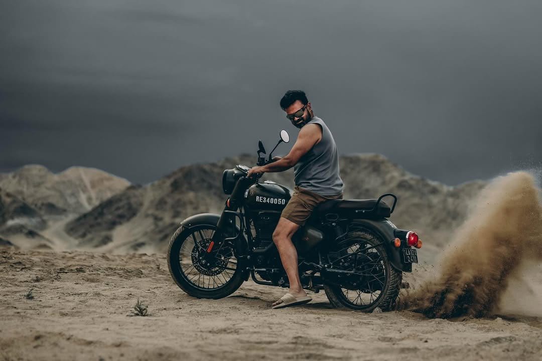 ഏതൊരു ആൺകുട്ടിയും ആഗ്രഹിക്കുന്നത്, ബുള്ളിറ്റിൽ ലഡാക്കിൽ ഒന്ന് കറങ്ങുക. തൻ്റെ ആ ആഗ്രഹം സഫലീകരിച്ചുകൊണ്ടുള്ള ചിത്രങ്ങൾ പങ്കുവെച്ചിരിക്കുകയാണ് നടൻ കുഞ്ചാക്കോ ബോബൻ. (Kunchacko Boban Facebook)