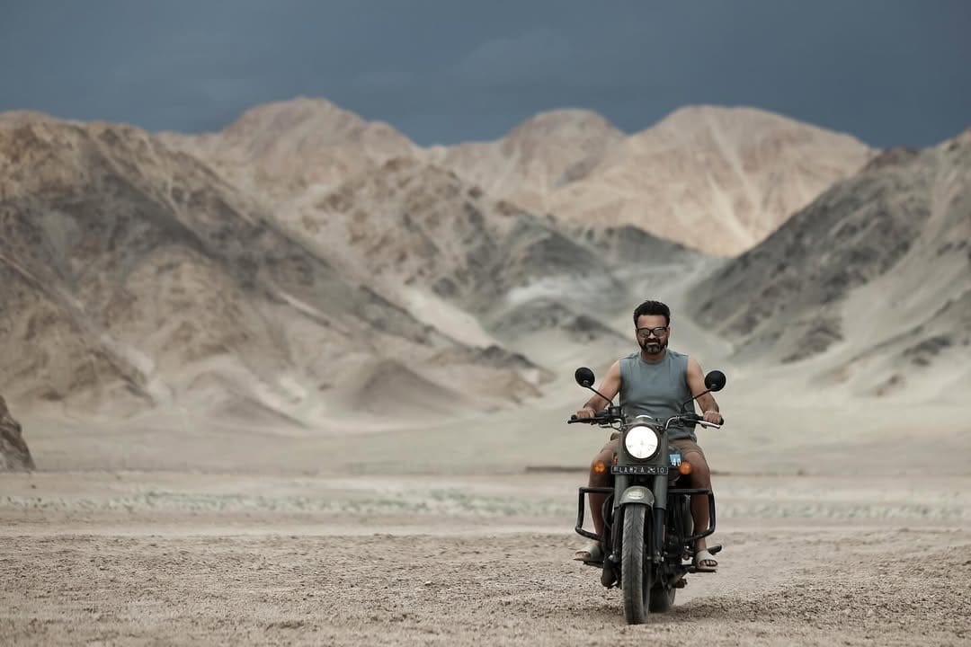 ബുള്ളറ്റിൽ ലെഡാക്ക് താഴ്വരയിൽ കറങ്ങുന്ന തൻ്റെ ചിത്രങ്ങളാണ് കുഞ്ചാക്കോ ബോബൻ സമൂഹമാധ്യമ പേജുകളിലൂടെ പങ്കുവെച്ചിരിക്കുന്നത്. തൻ്റെ ആഗ്രഹങ്ങളുടെ പട്ടികയിലെ ഒന്ന് പൂർത്തീകരിക്കാൻ സാധിച്ചുയെന്നാണ് ചിത്രങ്ങൾ മലയാളം സിനിമ താരം അറിയിച്ചിരിക്കുന്നത്. (Kunchacko Boban Facebook)